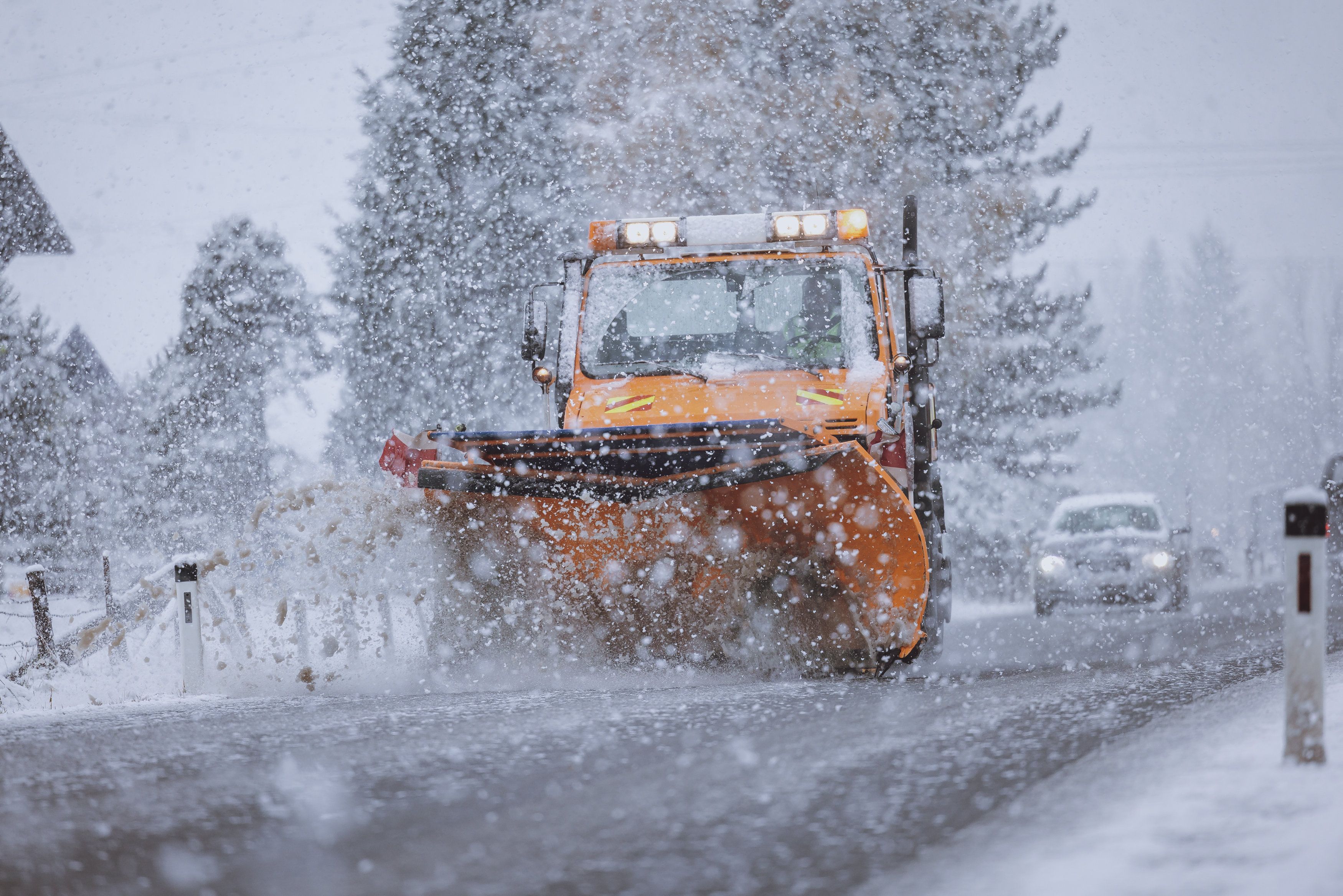 Ein Räumfahrzeug des Winterdienstes räumt bei starkem Schneefall eine Straße. In OÖ kam es zu einem kuriosen Zwischenfall.