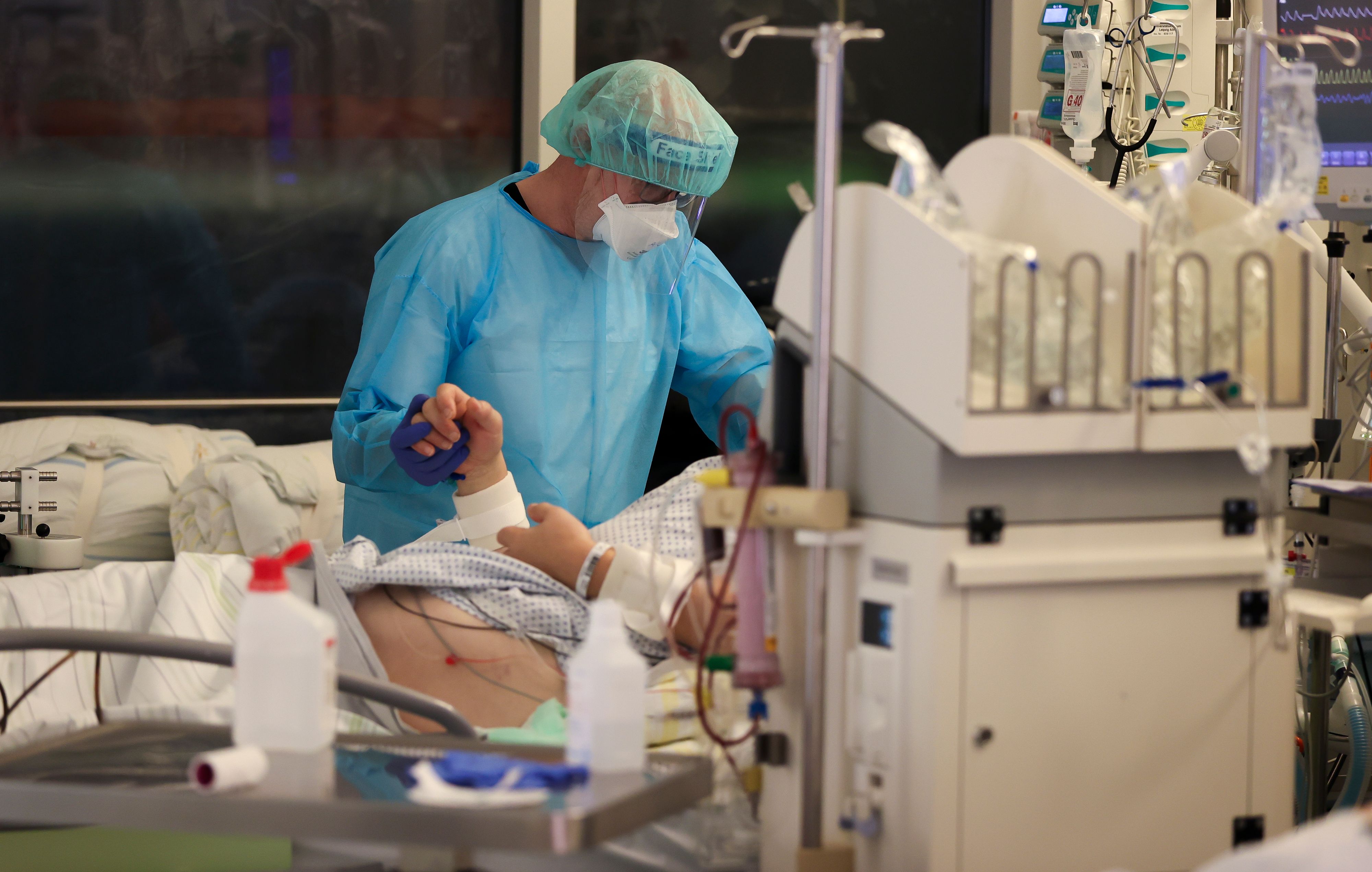 Die ersten Spitäler sind mit Corona-Patienten überlastet, es kommt zu Triagen.