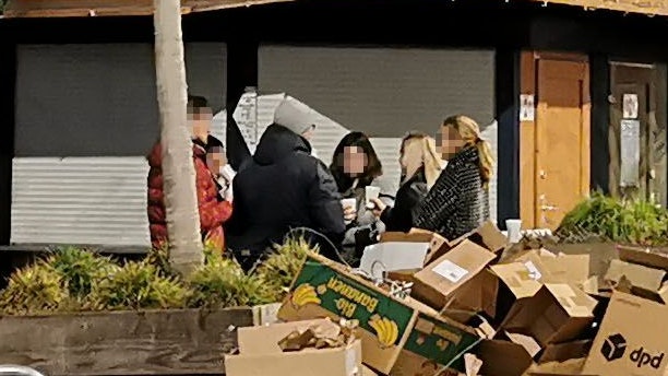 Der Christkindlmarkt in Linz bleibt wegen Punsch-Verbot geschlossen, aber: Im Café nebenan Punsch kaufen und dann bei den Christkindlmarkt-Standln trinken, das darf man.