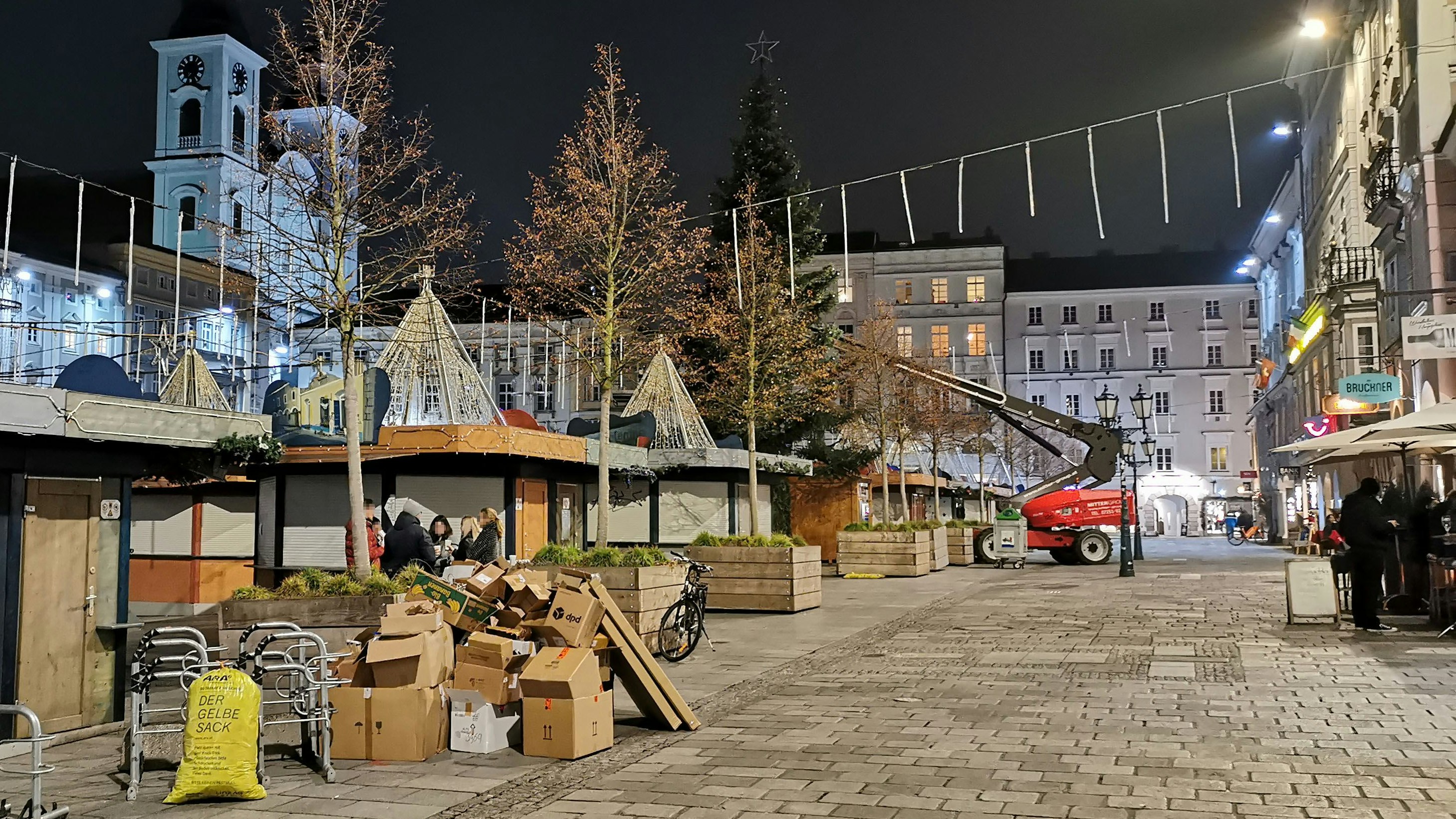 Im Café (re.) Punsch oder Glühwein kaufen und dann zwischen den Standln trinken – das ist erlaubt.