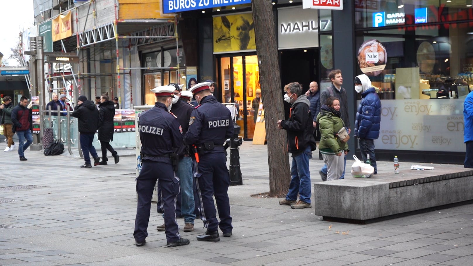 Für jeden, der nicht glaubhaft machen konnte, berechtigterweise draußen zu sein, setzte es Strafen.