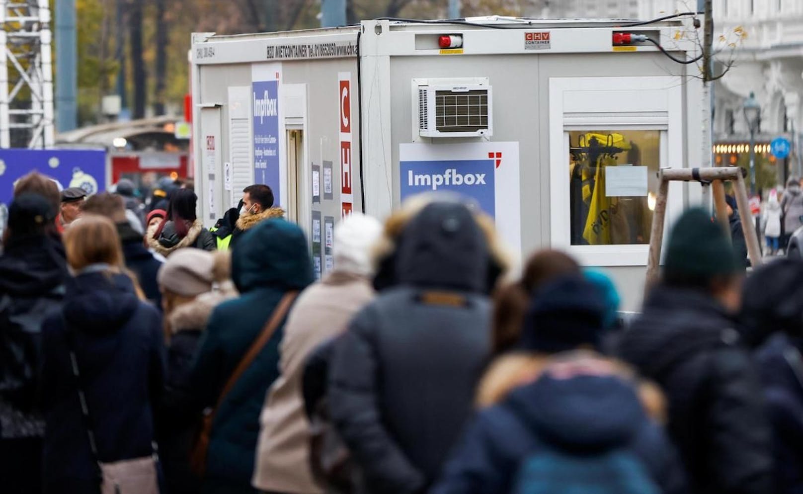 Seit dem Entscheid der Regierung, einen Lockdown für Ungeimpfte auszurufen, bilden sich lange Schlangen vor den sogenannten Impfboxen.