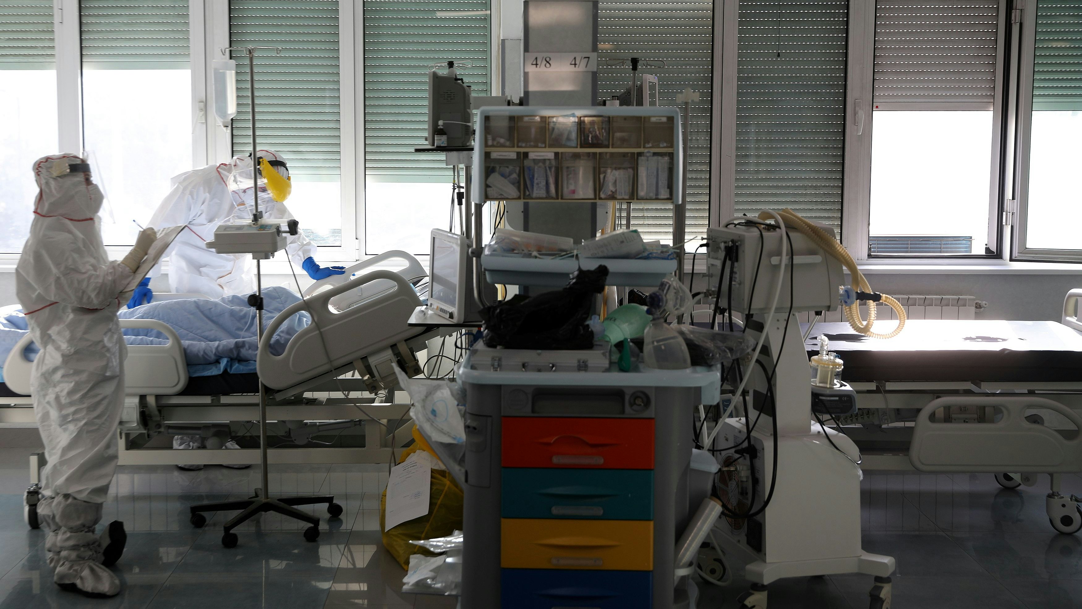 Anaesthesiologist Aleksandar Stanoevski treats a patient suffering from the coronavirus disease (COVID-19) at Saint Anna hospital in Sofia, Bulgaria, November 27, 2020. REUTERS/Stoyan Nenov