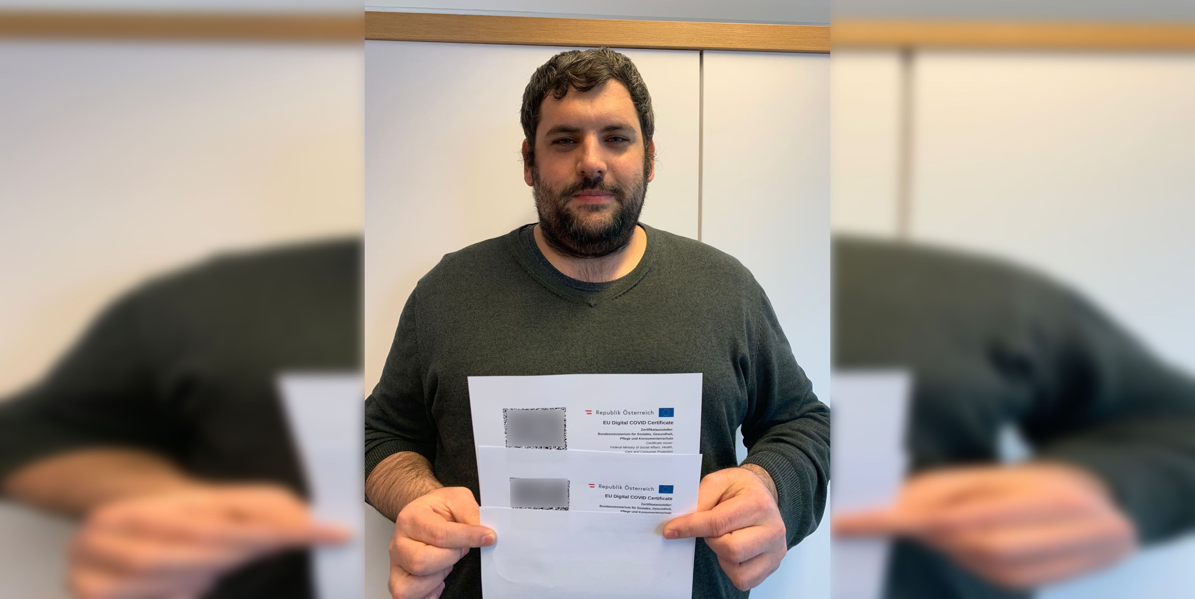 Michi (34) hat nun zwei Impf-Zertifikate in der Hand. 