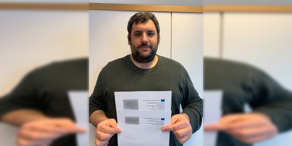 Michi (34) hat nun zwei Impf-Zertifikate in der Hand. 