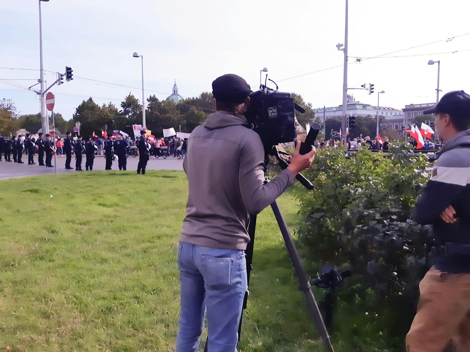 Dreharbeiten auf einer Demonstration mit Kameramann Wout Kichler.