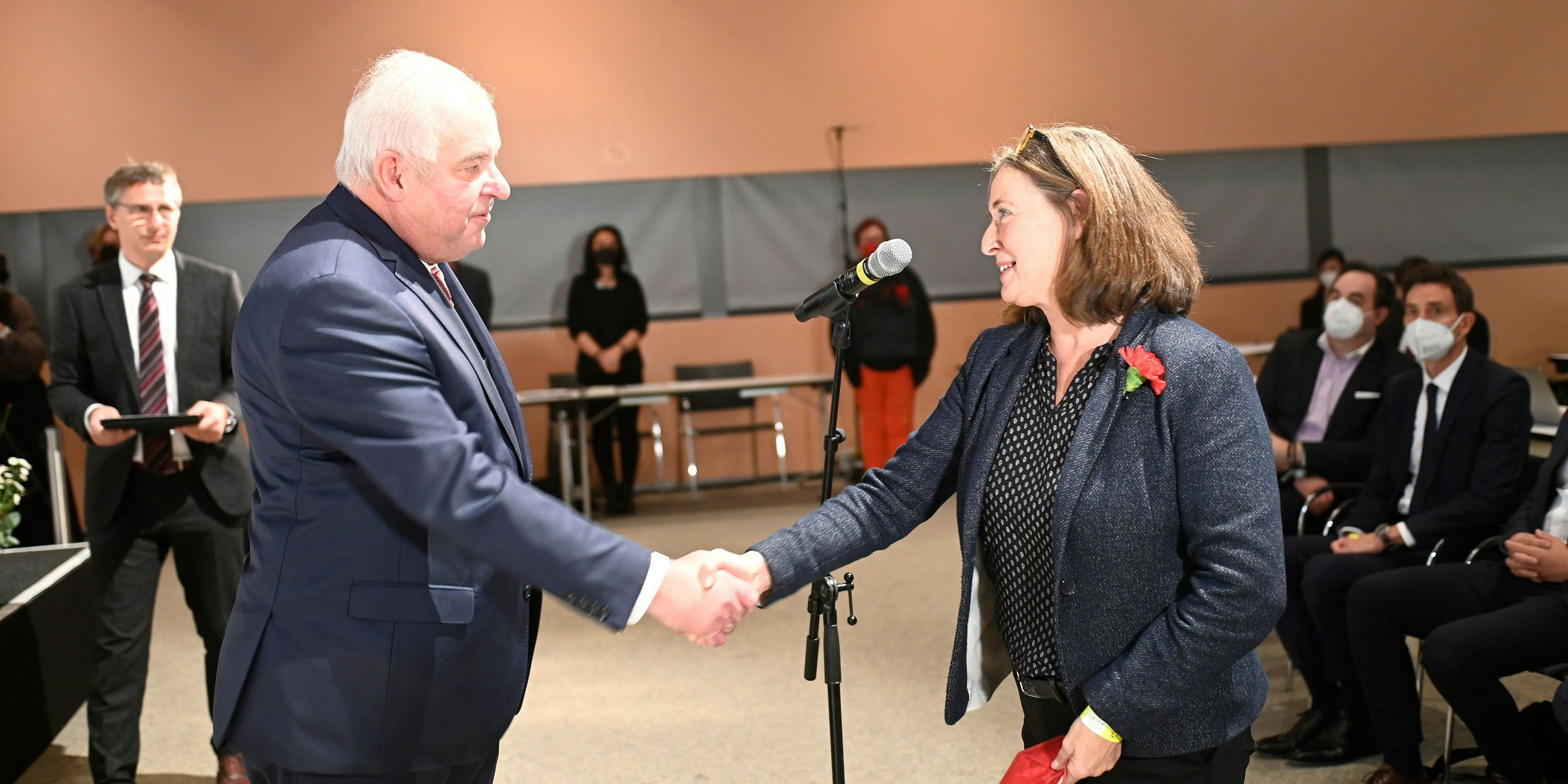 Bürgermeisterin Elke Kahr wird von Landeshauptmann Hermann Schützenhöfer angelobt