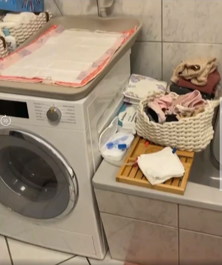 Yeliz Koc zeigt, wo sie die Windeln ihrer Tochter wechselt.