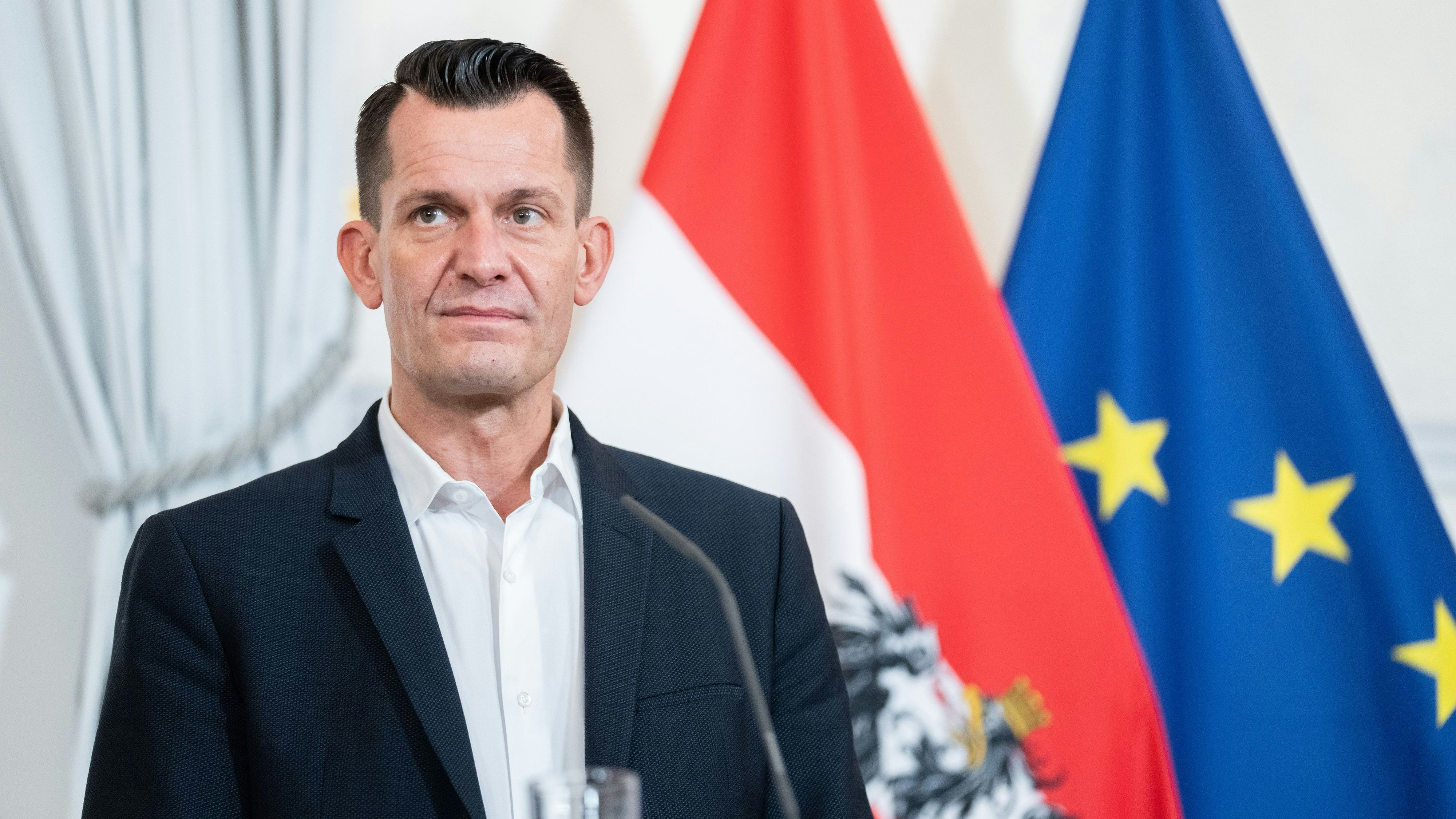 Download von www.picturedesk.com am 17.11.2021 (10:12).  ABD0064_20211114 - WIEN - ÖSTERREICH: Gesundheitsminister Wolfgang Mückstein (Grüne) am Sonntag, 14. November 2021, im Rahmen einer PK nach einem Corona-Krisengipfel mit Regierung und per Video zugeschalteten Landeshauptleuten. - FOTO: APA/GEORG HOCHMUTH - 20211114_PD2555 - Rechteinfo: Rights Managed (RM)