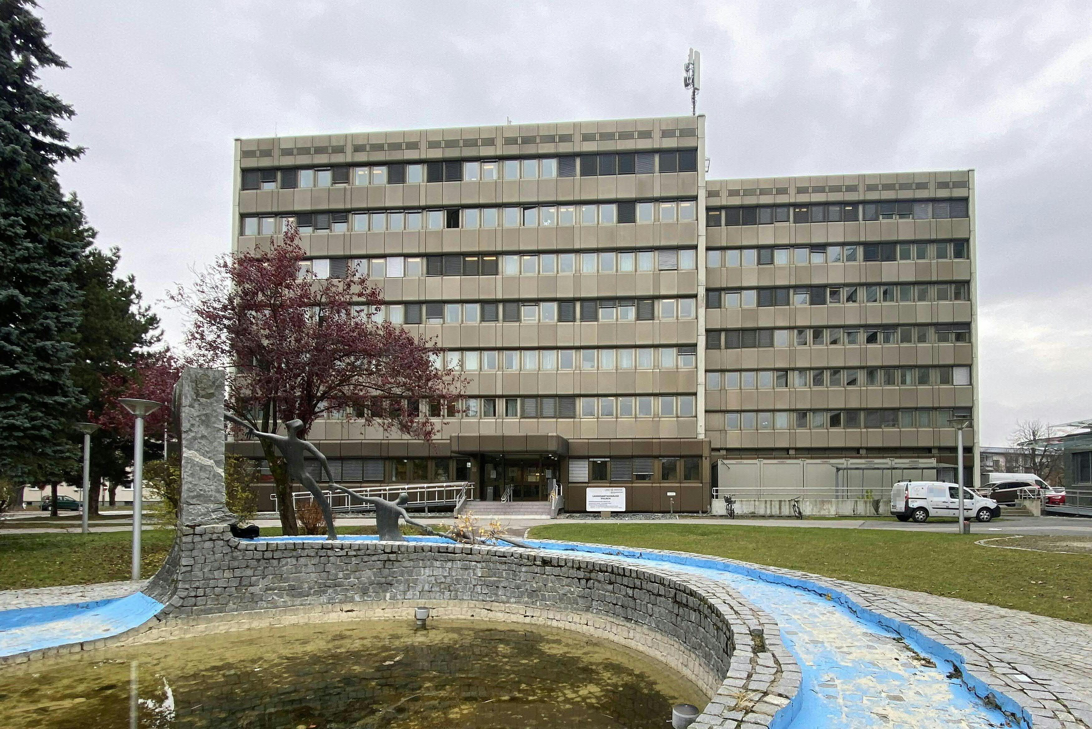 Download von www.picturedesk.com am 17.11.2021 (12:44).  ABD0045_20211116 - VILLACH - ÖSTERREICH: ZU APA0178 VOM 16.11.2021 - Die Leiche einer 29 Jahre alten Frau ist am Montag, 15. November 2021, vor der Bezirkshauptmannschaft Villach abgelegt worden. Ein 28 Jahre alter Mann aus Rumänien hat die Leiche mit einem Auto zur Bezirkshauptmannschaft gefahren und dort vor die Tür gelegt. Im Bild eine Außenansicht des Landesamtsgebäudes Villach, aufgenommen am Dienstag, 16. November 2021. - FOTO: APA/GERT EGGENBERGER - 20211116_PD2857 - Rechteinfo: Rights Managed (RM)