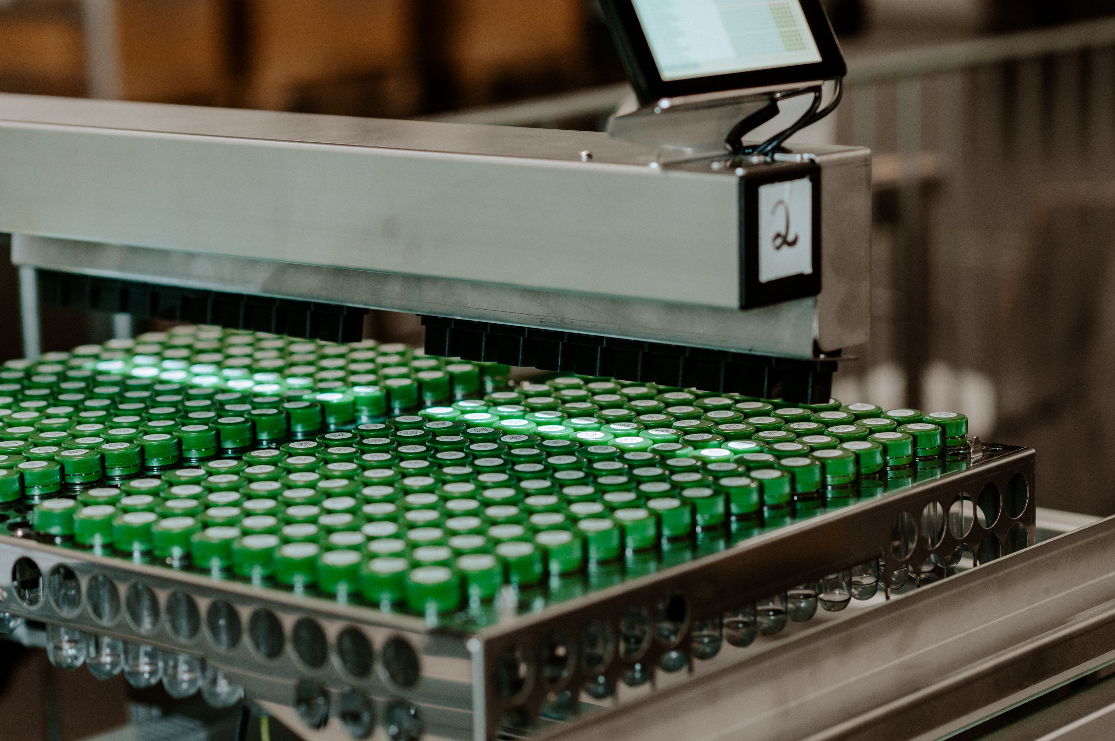 Die hohen Inzidenzzahlen stellen auch die Test-Labors vor fast unlösbare Herausforderungen.