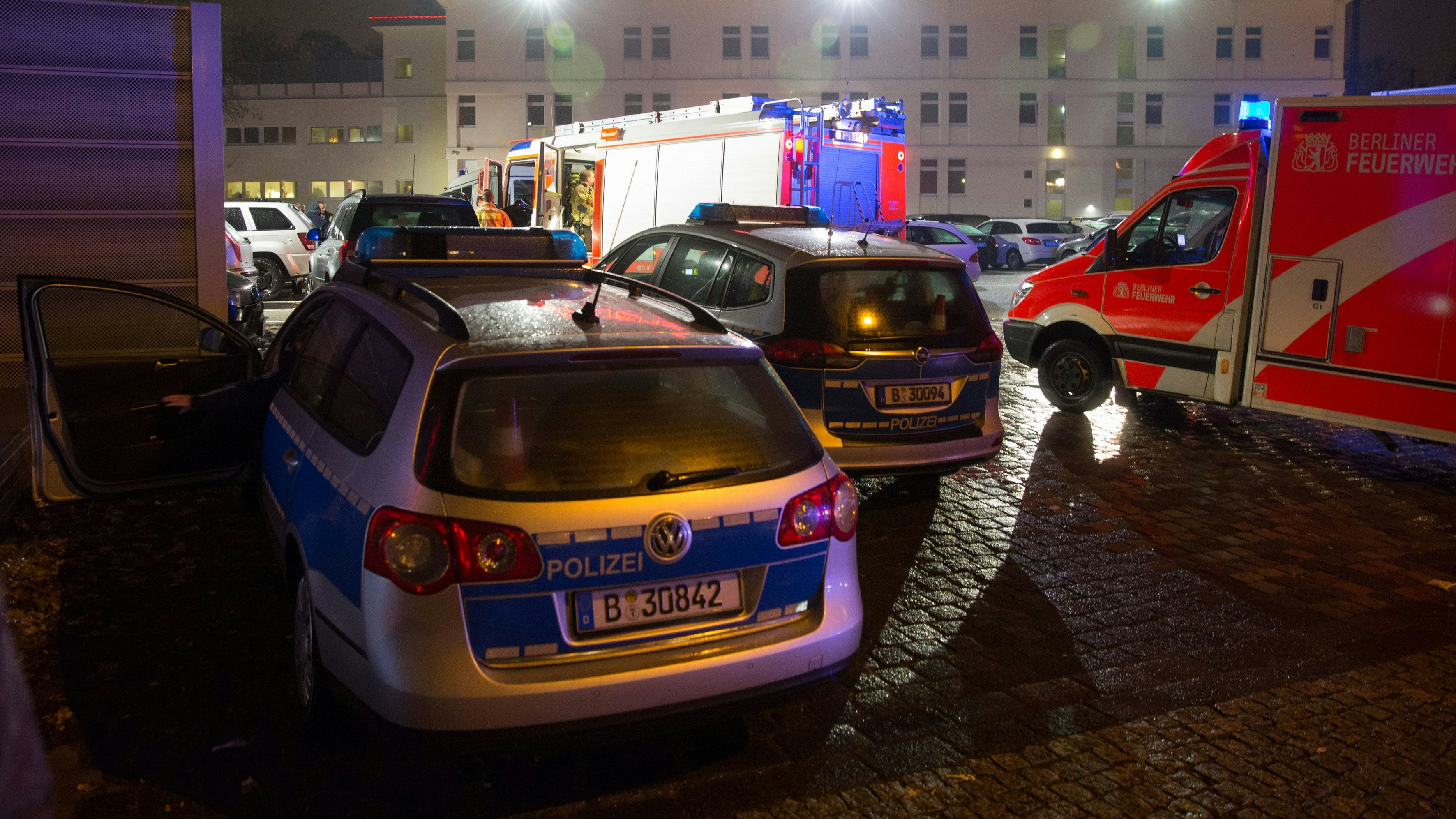 Berliner Polizeiautos bei einem Einsatz. (Symbolbild)