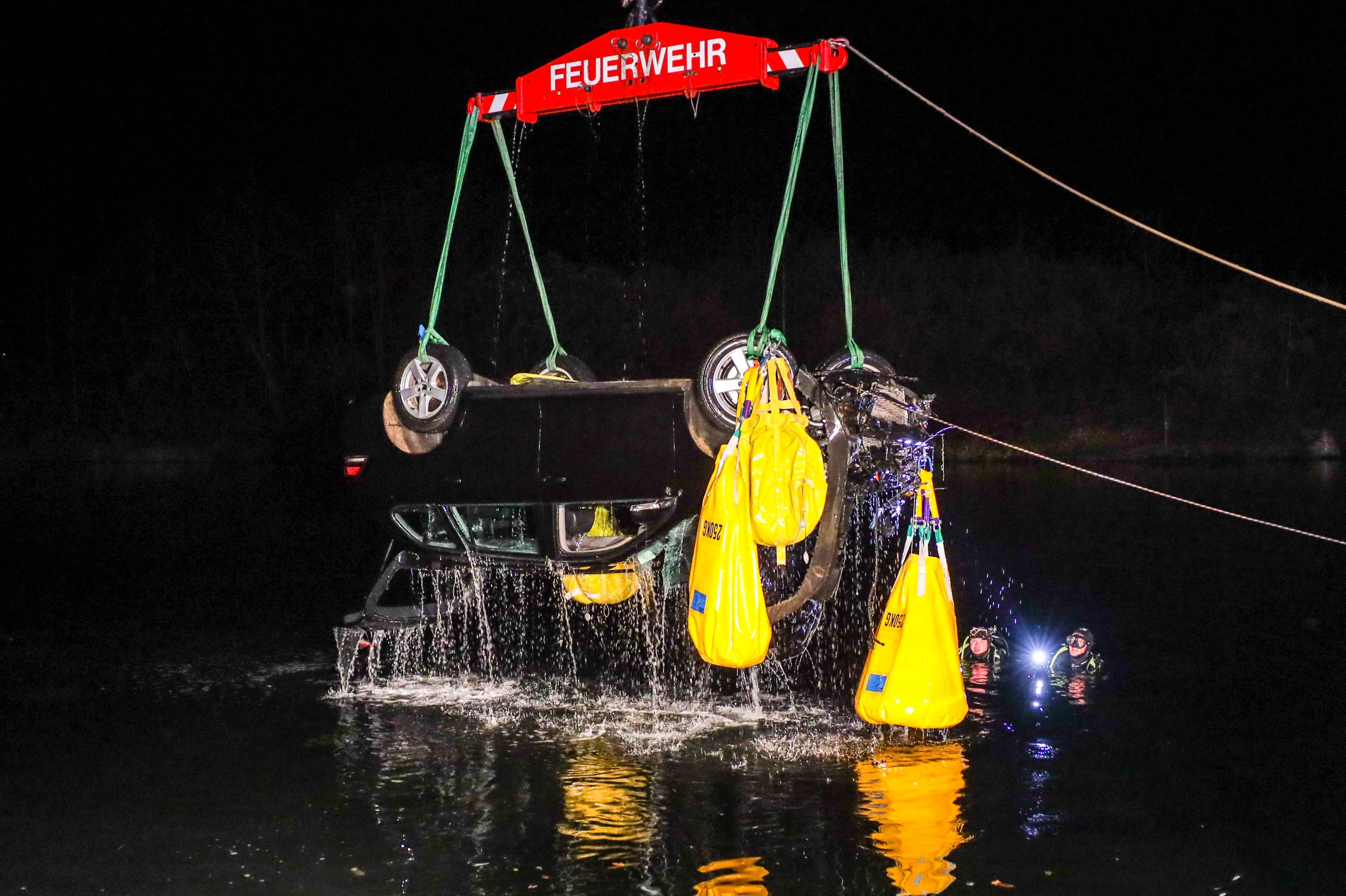 Der Wagen der Betrunkenen stürzte in die Traun, wurde von der Feuerwehr geborgen.