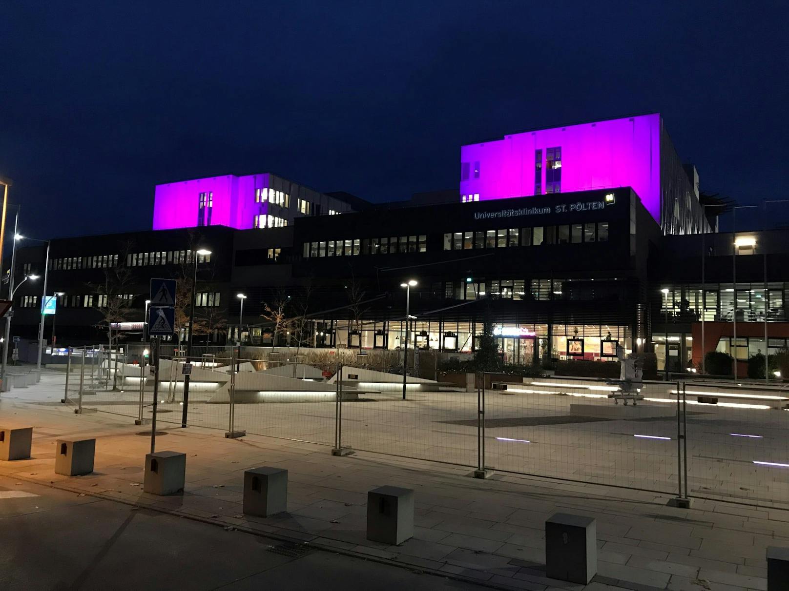 Welt-Frühgeborenen-Tag: Das St. Pöltner Krankenhaus wurde lila beleuchtet.