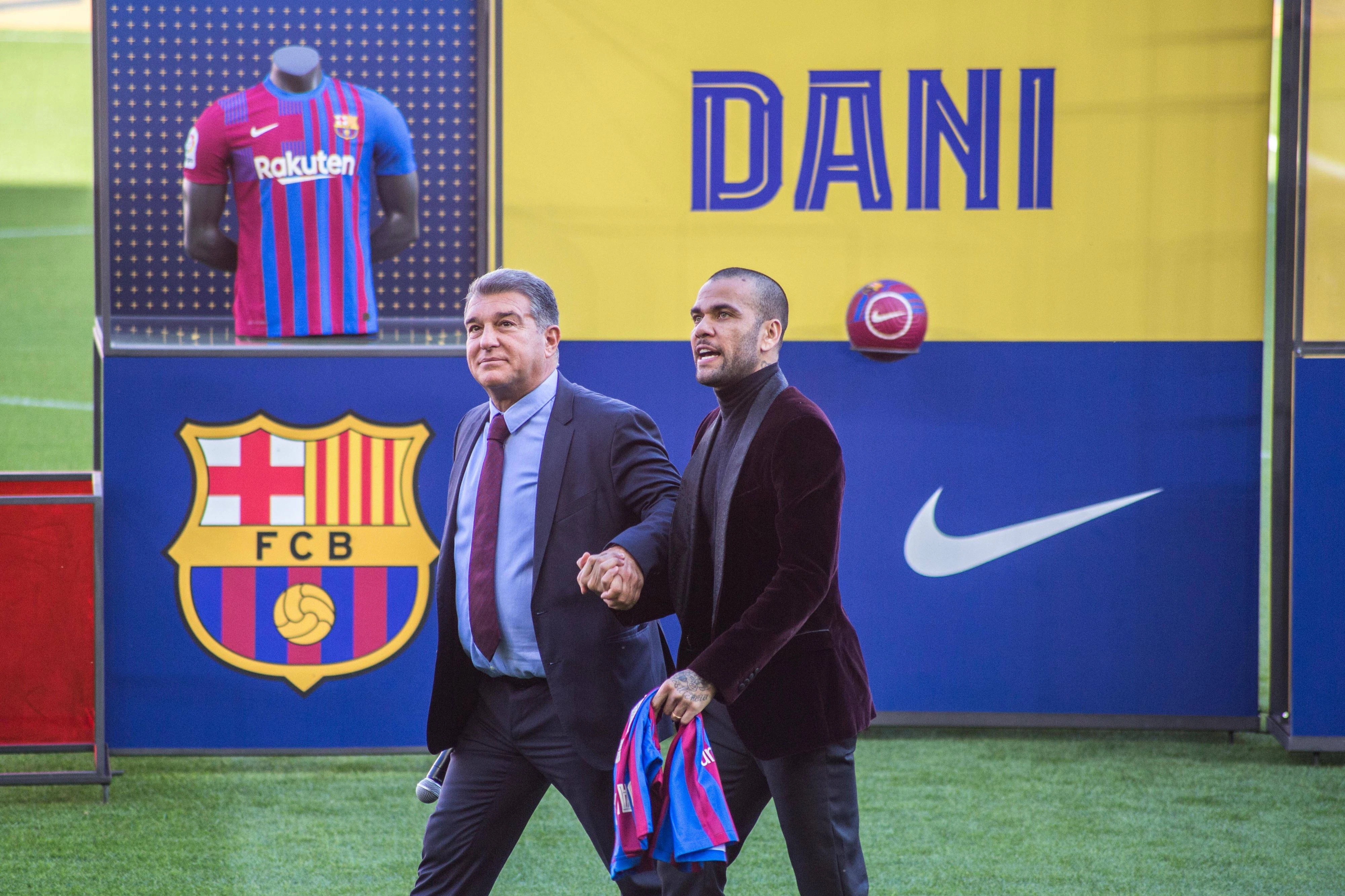 Die Vorstellung von Barca-Neuzugang Dani Alves. 