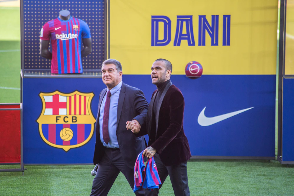 Die Vorstellung von Barca-Neuzugang Dani Alves. 