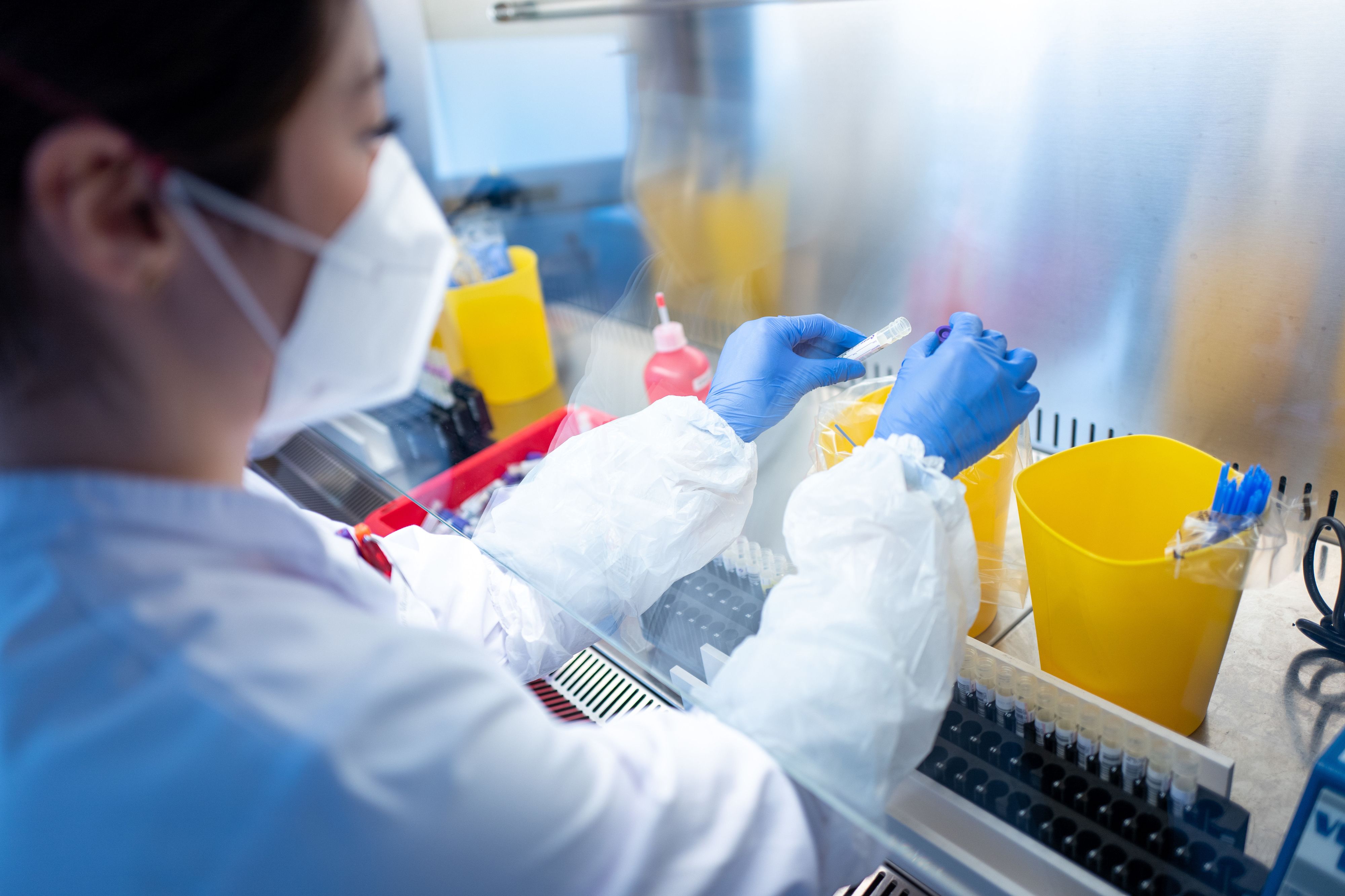 Die hohen Infektionszahlen stellen die Test-Labors vor fast unlösbare Herausforderungen.