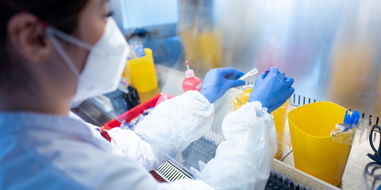 Die hohen Infektionszahlen stellen die Test-Labors vor fast unlösbare Herausforderungen.