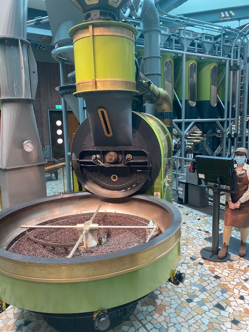 Dabei wurde ganz Mailand im Boden, im Interior und in der Kunst widergespiegelt. Kaffee gibt es hingegen an drei Bars, klassisch in Forme einer der sieben Brüh-Methoden, als Eis oder als Cocktail. Geröstet werden hier täglich 1.000 Kilo Kaffee, der an der Decke durch transparente Rohre geschickt werden, die ein wenig an "Charlie und die Schokoladenfabrik" erinnern - nur, dass es hier um Kaffee geht.