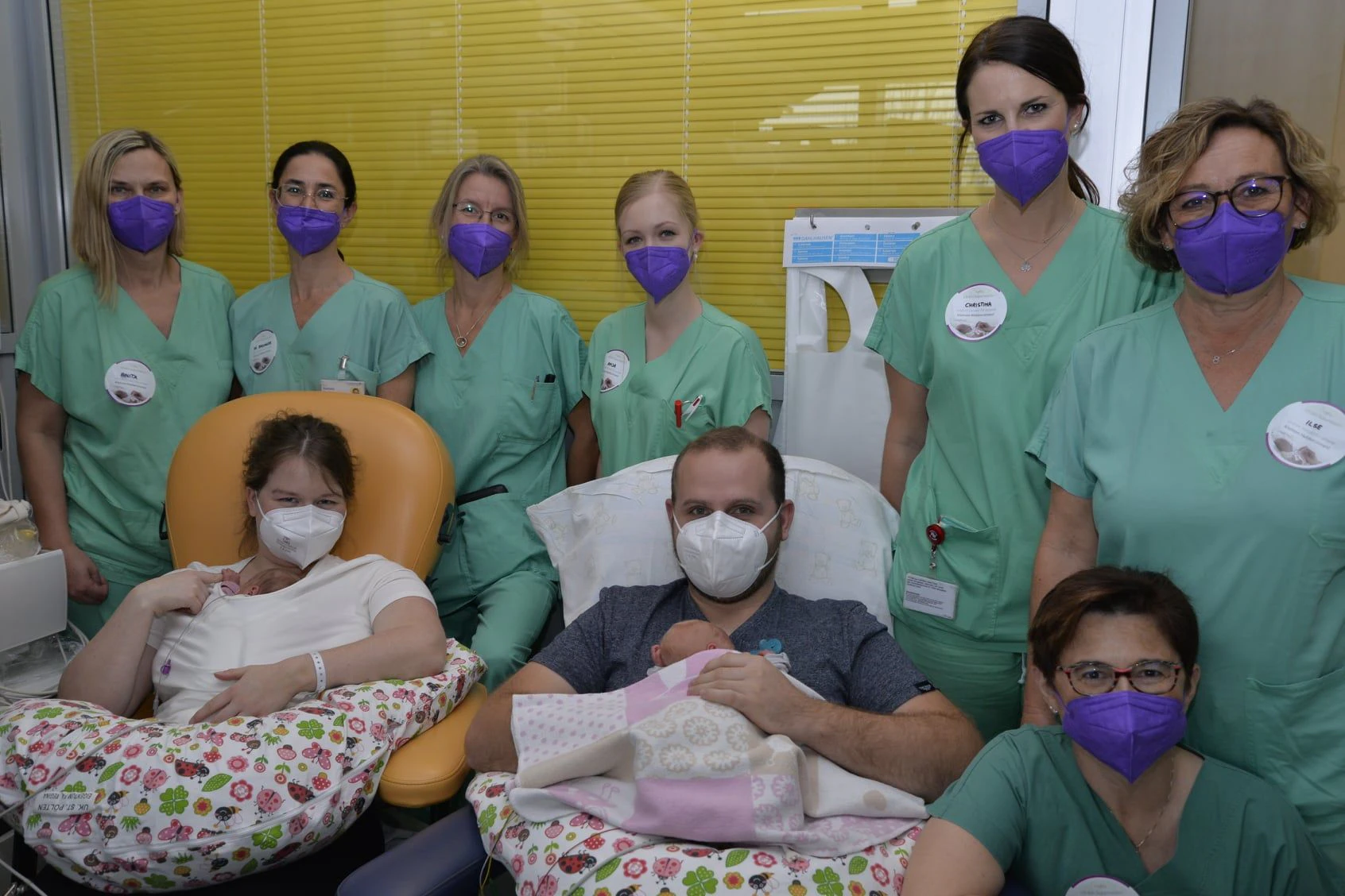 Familie Franziska und Michael Rameder mit ihren Neugeborenen,  Anita Böhm, OberärztinBarbara Badinger-Sobotka, Gabriela Sacher, Anja Reisenbichler, Christina Fussel, Stationsleitung Ilse Stadler, Pflegeassistentin Andrea Reinprecht .  