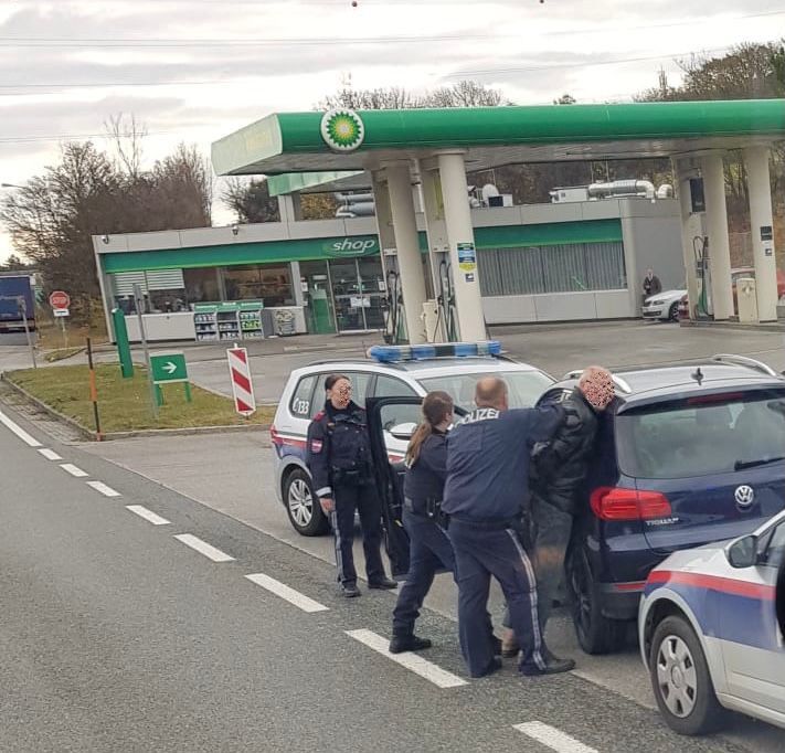 Ein Foto von der Festnahme.