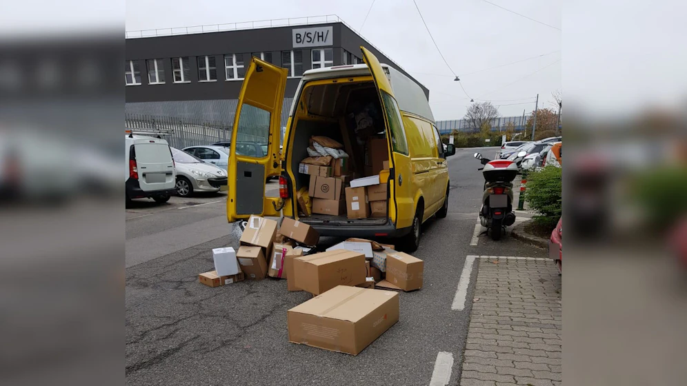 Mindestens zehn Minuten lang stand das Auto mit den ausgestreuten Paketen alleine.