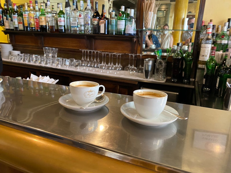 Sie ist so etwas wie ein Nationalheiligtum der Stadt, obwohl 80 Prozent des bis dahin familiengeführten Unternehmens 2014 an das Modehaus Prada verkauft wurden. Doch Taschen und Mode gibt es dort weiterhin nicht, sondern Kaffee und alles was dazugehört - natürlich im Stehen.