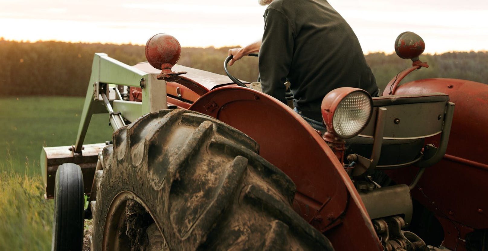 Der Lungauer kam mit seinem Traktor von einem Forstweg ab und stürzte samt dem Fahrzeug rund 40 Meter steiles Gelände hinab.