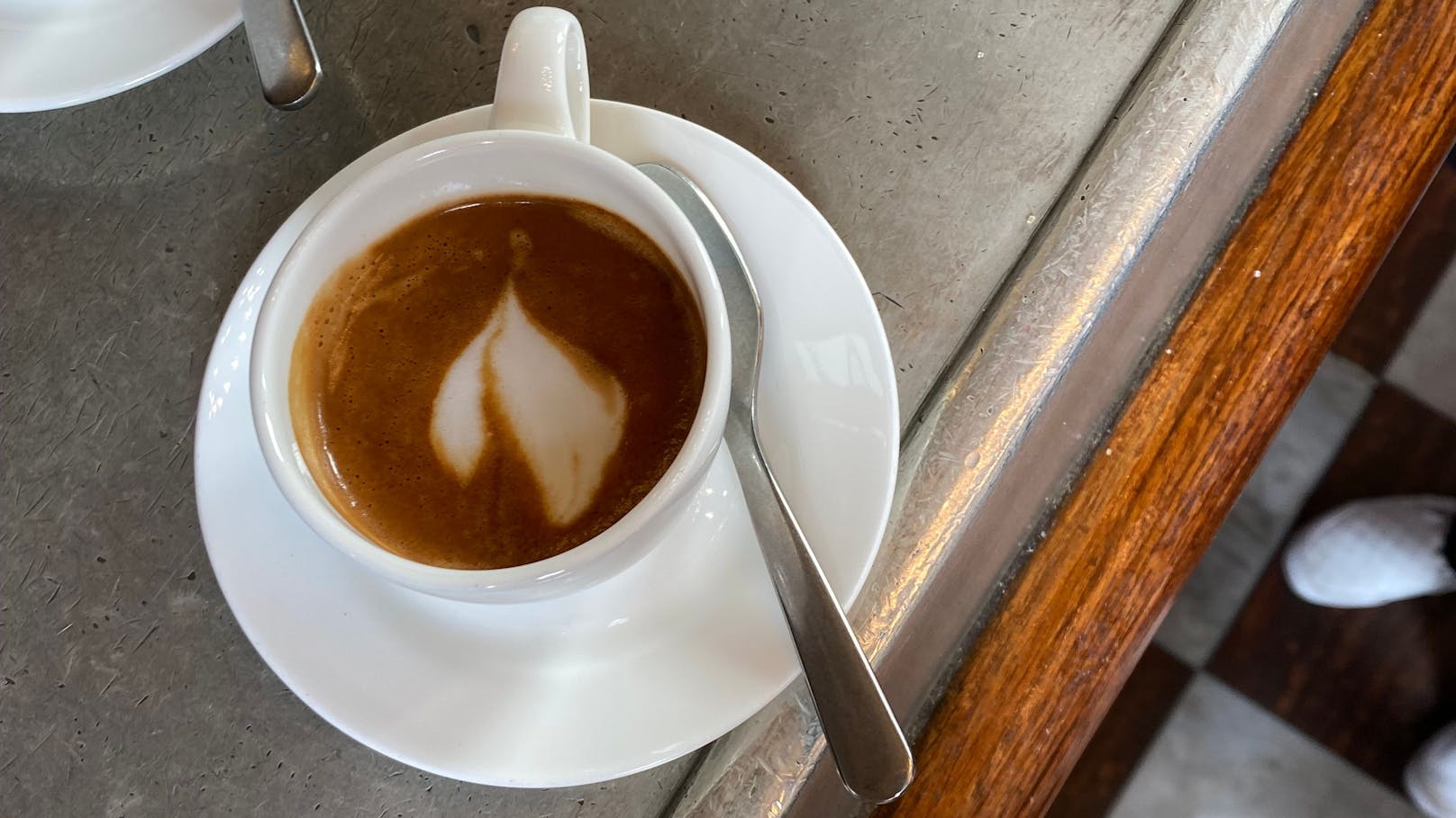 In den Mailänder Kaffeebars gibt es noch heute einen Espresso im Stehen.