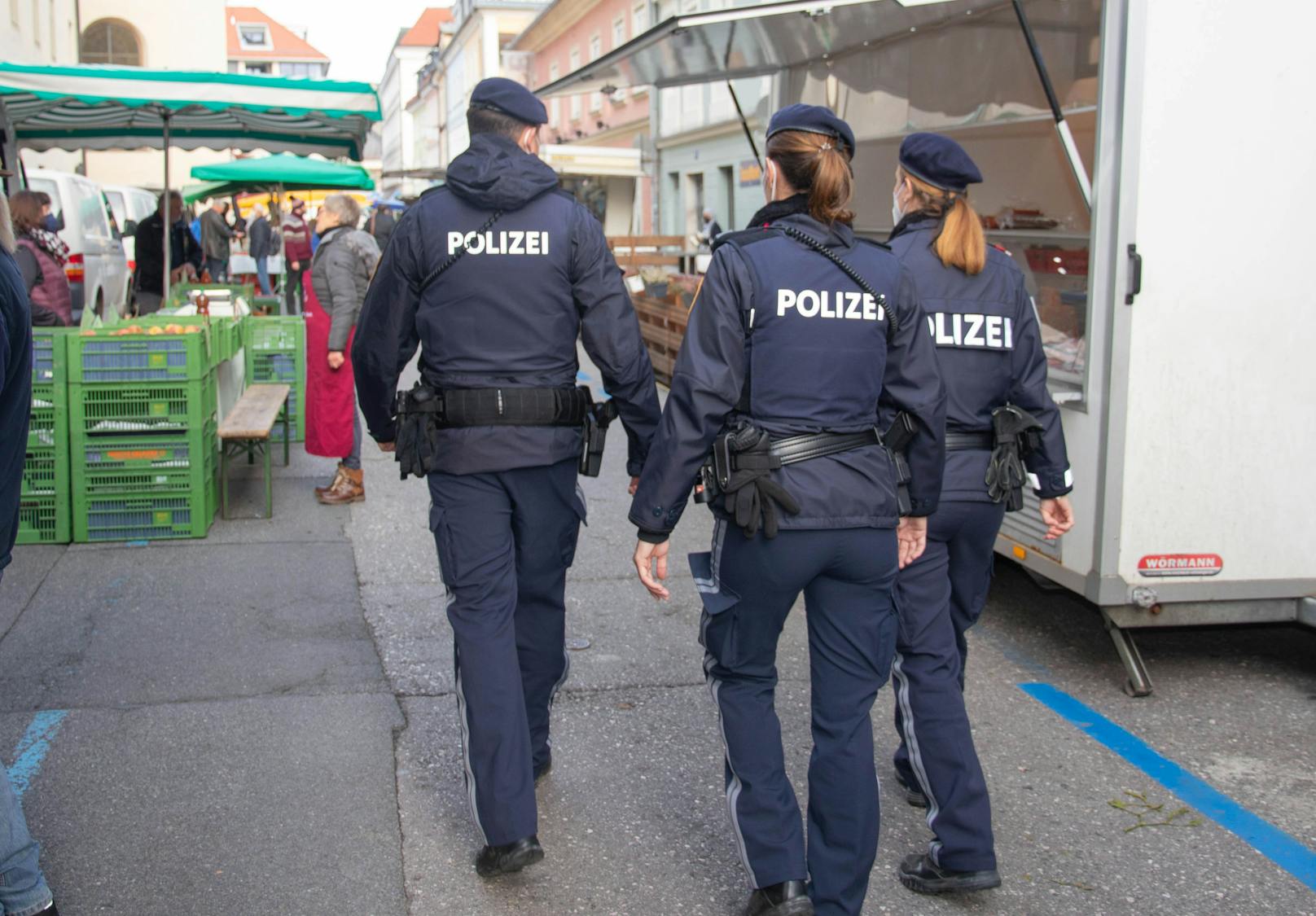 Kärntner Polizisten auf Corona-Streife durch den Klagenfurter Benediktinermarkt.