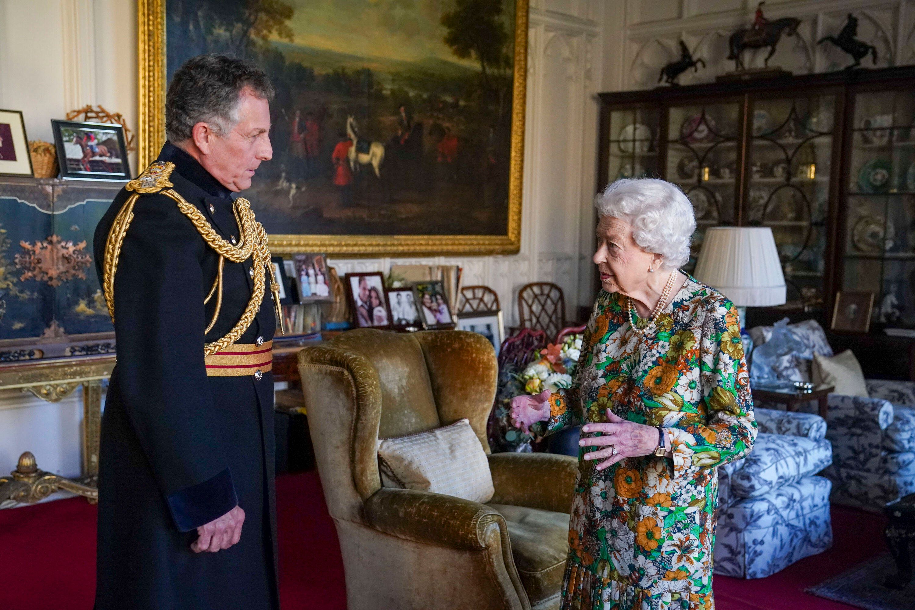 Die Queen redet hier mit General Nicolas Carter, dem Befehlshaber der britischen Streitkräfte auf Schloss Windsor. Das Hauptaugenmerk bei dem Treffen: die königlichen Hände.