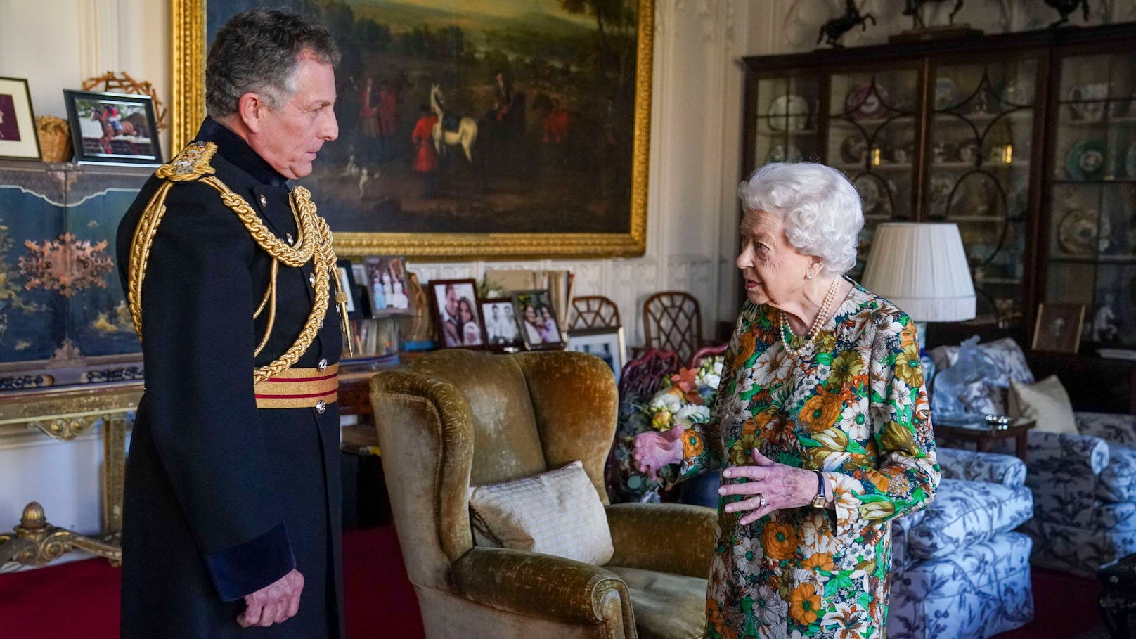 Die Queen redet hier mit General Nicolas Carter, dem Befehlshaber der britischen Streitkräfte auf Schloss Windsor. Das Hauptaugenmerk bei dem Treffen: die königlichen Hände.