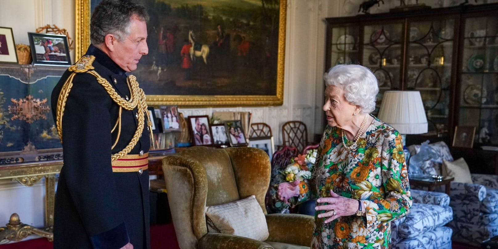 Hier war die Queen noch am Leben: Elizabeth II. im Gespräch mit General Nicolas Carter.&nbsp;