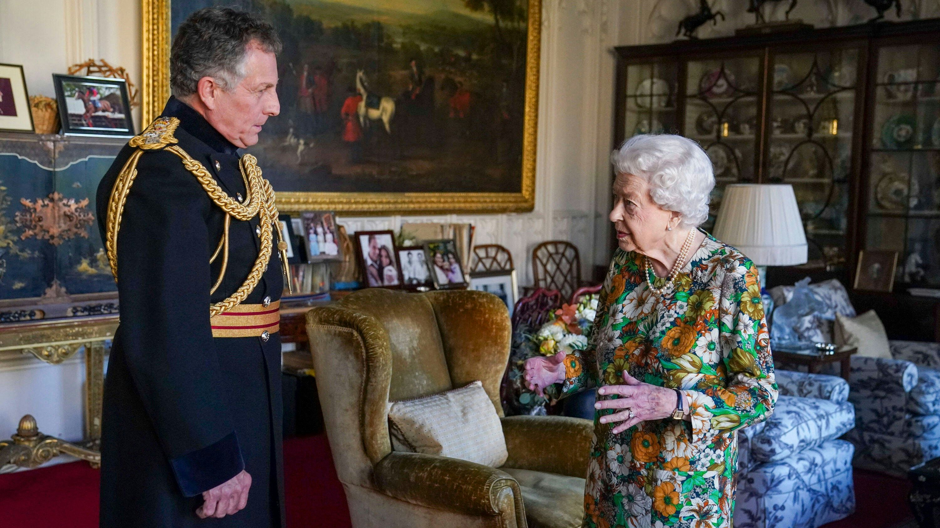 Am Mittwoch empfing die Queen General Nicolas Carter, der Befehlshaber der britischen Streitkräfte, auf Schloss Windsor. Das Hauptaugenmerk bei dem Treffen: die königlichen Hände.