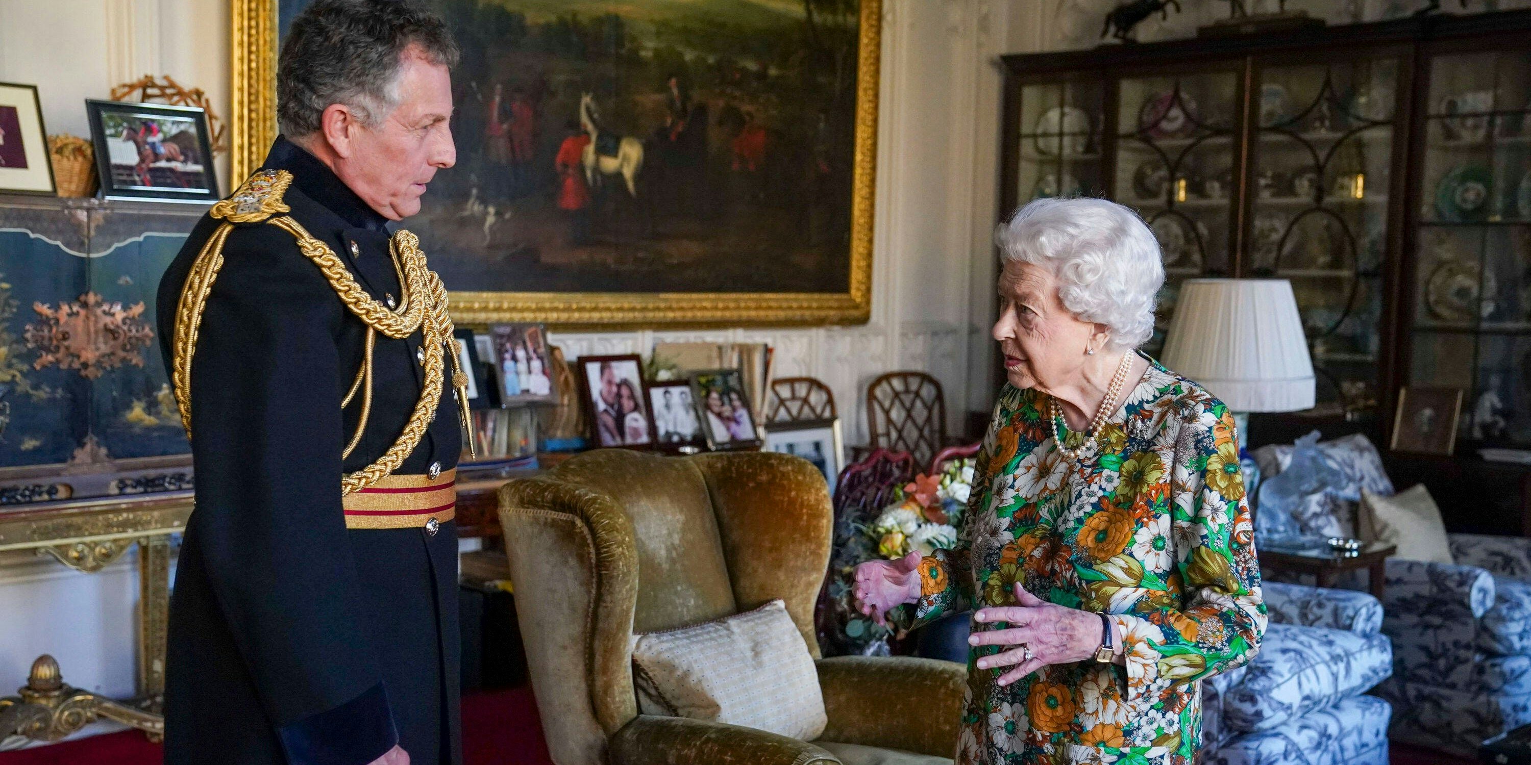 Am Mittwoch empfing die Queen General Nicolas Carter, der Befehlshaber der britischen Streitkräfte, auf Schloss Windsor. Das Hauptaugenmerk bei dem Treffen: die königlichen Hände.