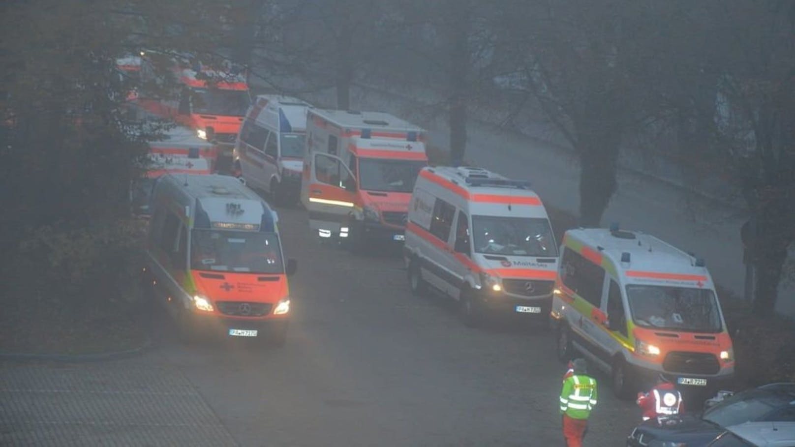 ..mithilfe von rund 50 teils auch ehrenamtlich tätigen Helfern und 19 Fahrzeugen des Bayerischen Roten Kreuzes (BRK).<br>