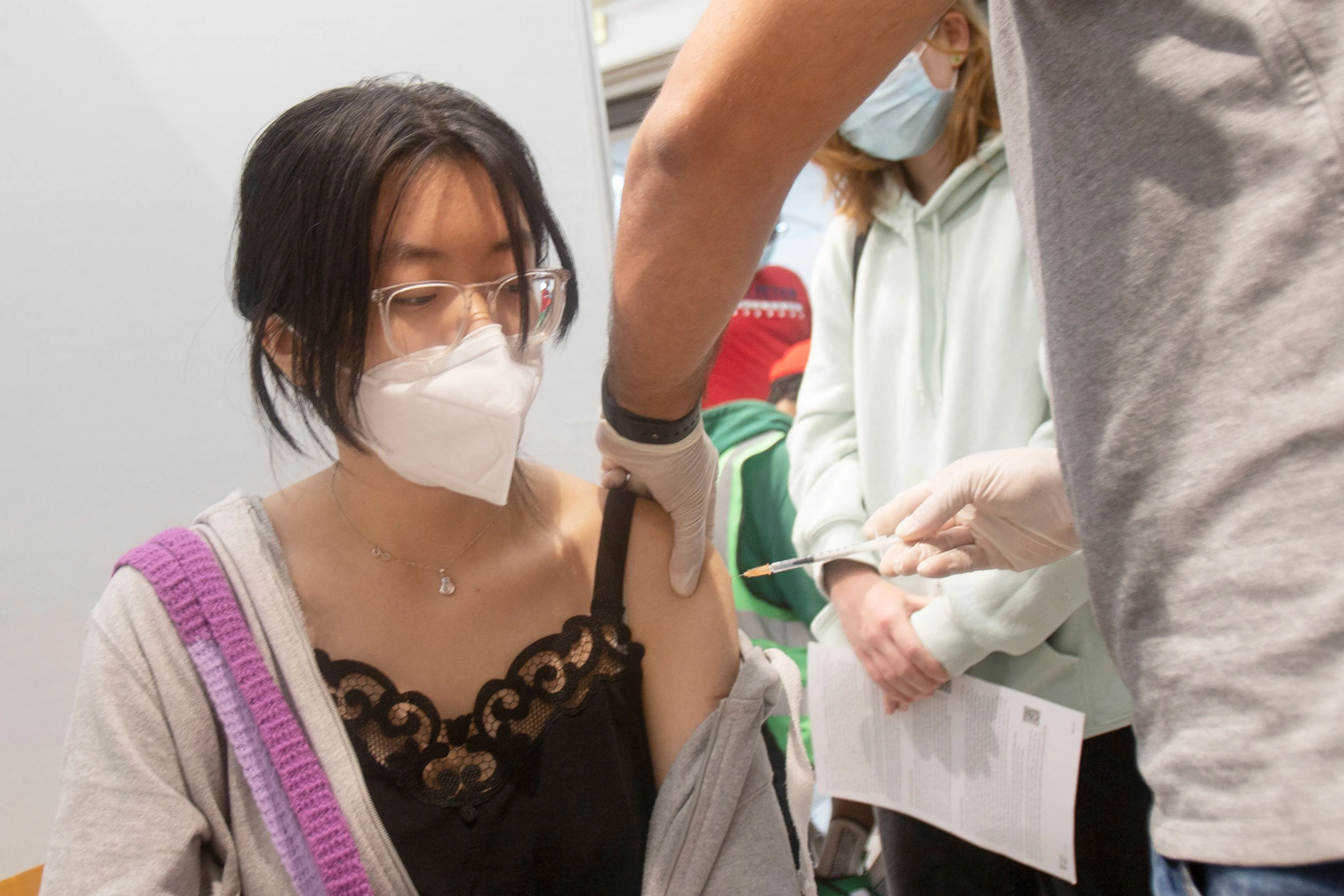 Download von www.picturedesk.com am 18.11.2021 (18:38).  A woman is vaccinated at a vaccination station installed at a BILLA Plus (REWE Group) supermarket in Vienna on August 25, 2021 during the coronavirus (COVID-19) pandemic. - At this vaccination center, you can be vaccinated against the coronavirus without registering. (Photo by ALEX HALADA / AFP) - 20210825_PD4777 - Rechteinfo: Rights Managed (RM) Nur für redaktionelle Nutzung! Werbliche Nutzung erfordert Freigabe: bitte schicken Sie uns eine Anfrage.