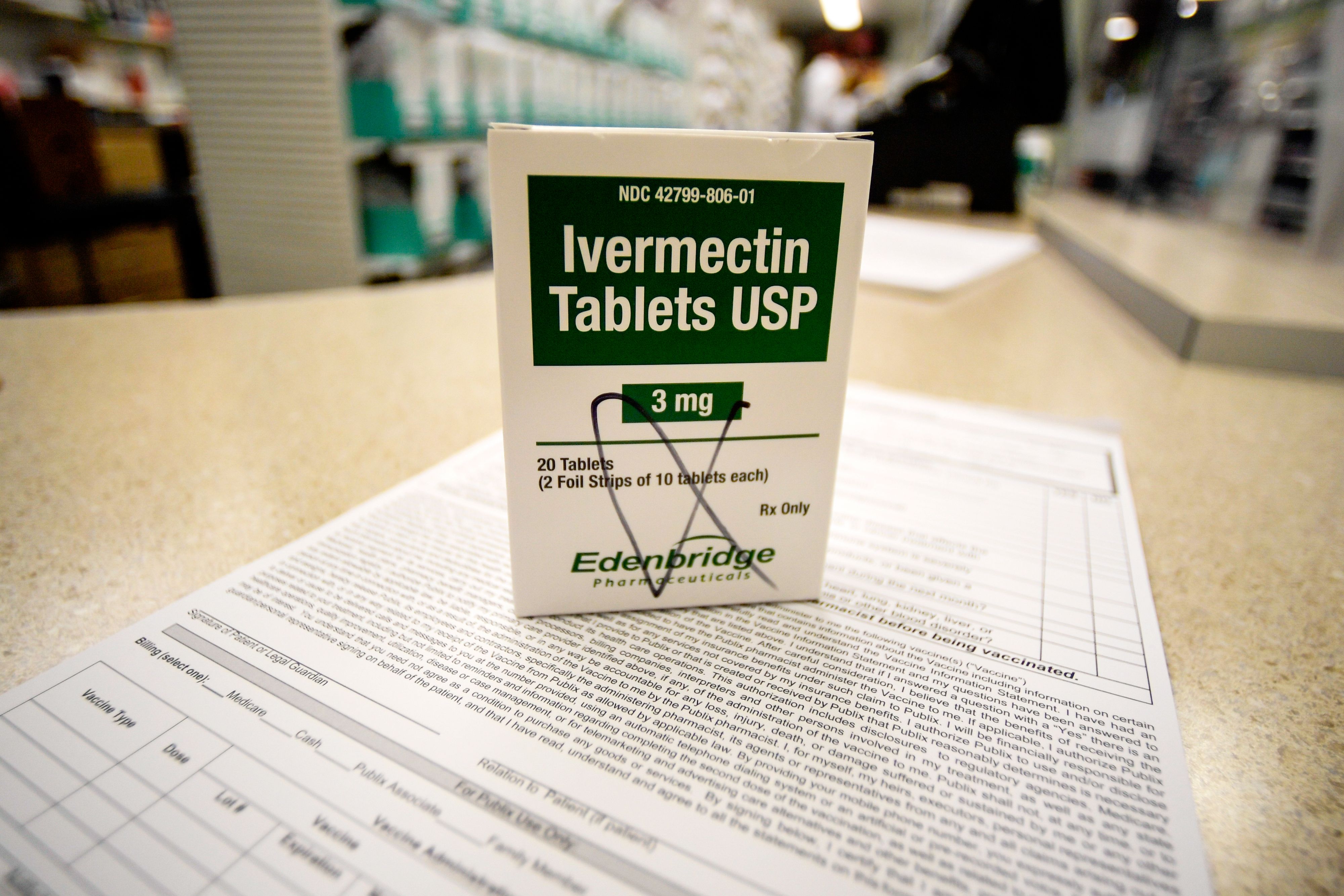 Download von www.picturedesk.com am 18.11.2021 (10:12).  A box of ivermectin is shown in a pharmacy as pharmacists work in the background, Thursday, Sept. 9, 2021, in Ga. At least two dozen lawsuits have been filed around the U.S., many in recent weeks by people seeking to force hospitals to give their COVID-stricken loved ones ivermectin, a drug for parasites that has been promoted by conservative commentators as a treatment despite a lack of conclusive evidence that it helps people with the virus. (AP Photo/Mike Stewart) - 20210910_PD23307 - Rechteinfo: Rights Managed (RM)