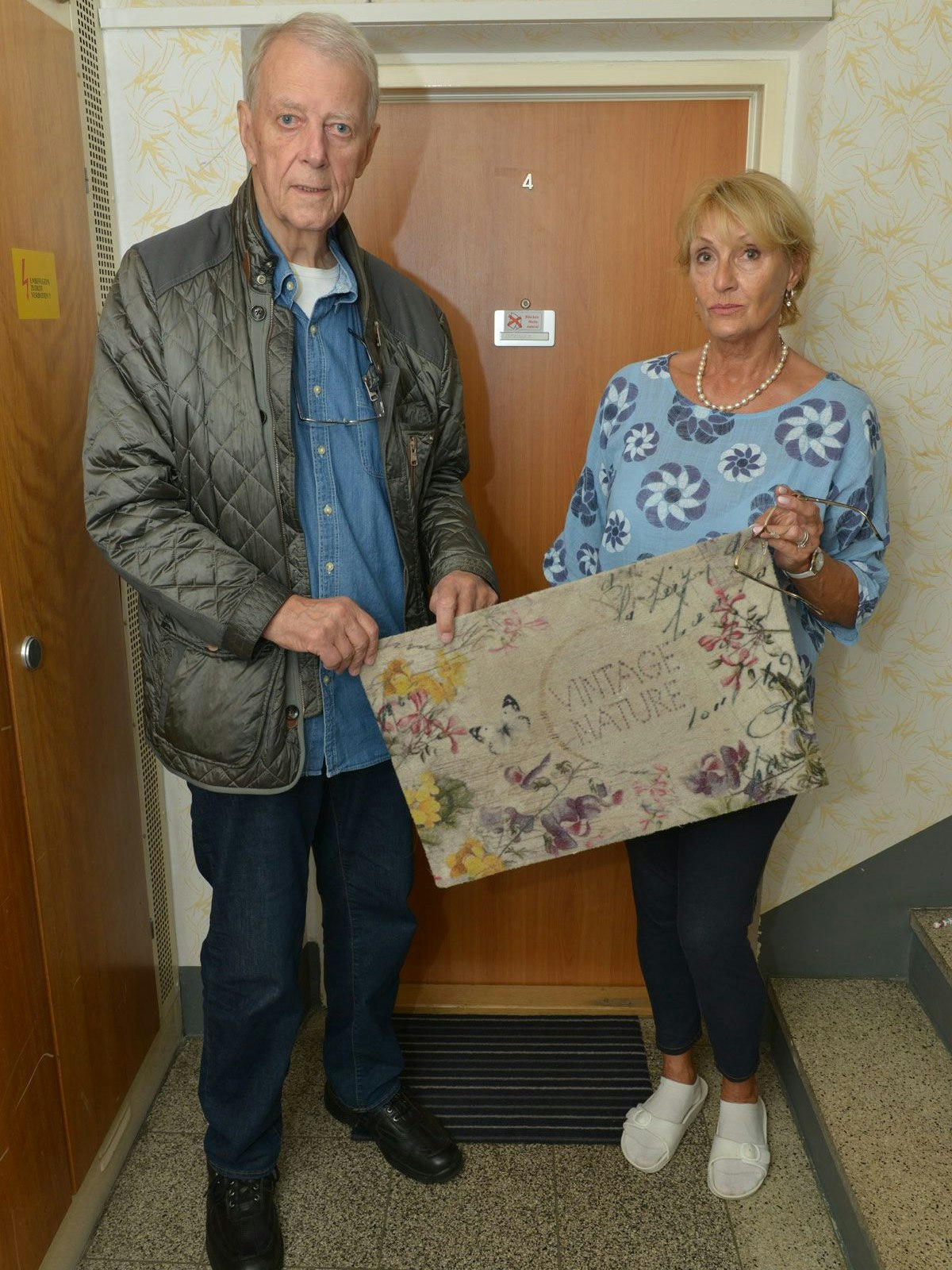 Wiff-Bezirksrat Schimanek mit Mieterin Sonja. 