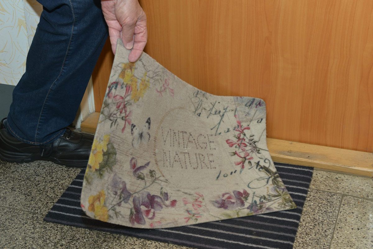 18,47 Euro Strafe für zwei Türmatten in der Großfeldsiedlung.