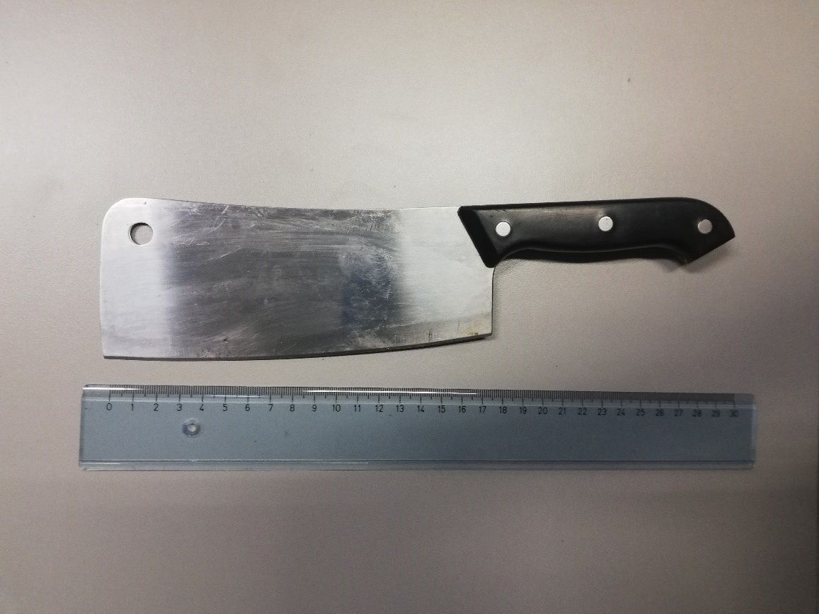 Der 37-Jährige wurde festgenommen, nachdem er mehrere Personen mit diesem Küchenbeil bedroht hatte.