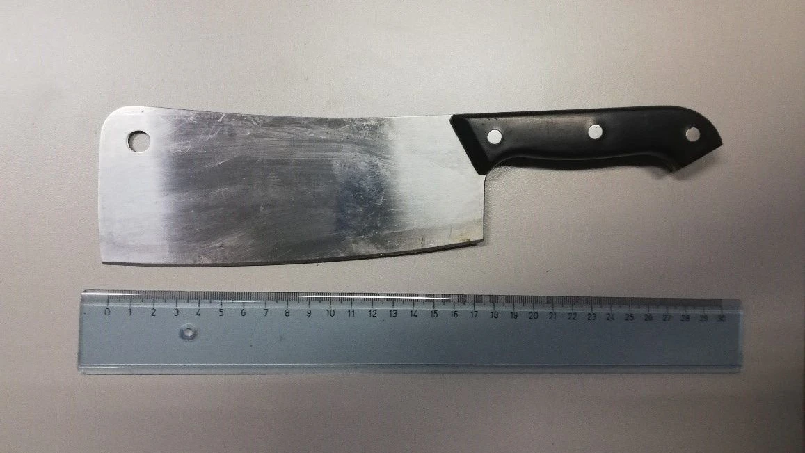 Der 37-Jährige wurde festgenommen nachdem er mehrere Personen mit diesem Küchenbeil bedroht hatte.