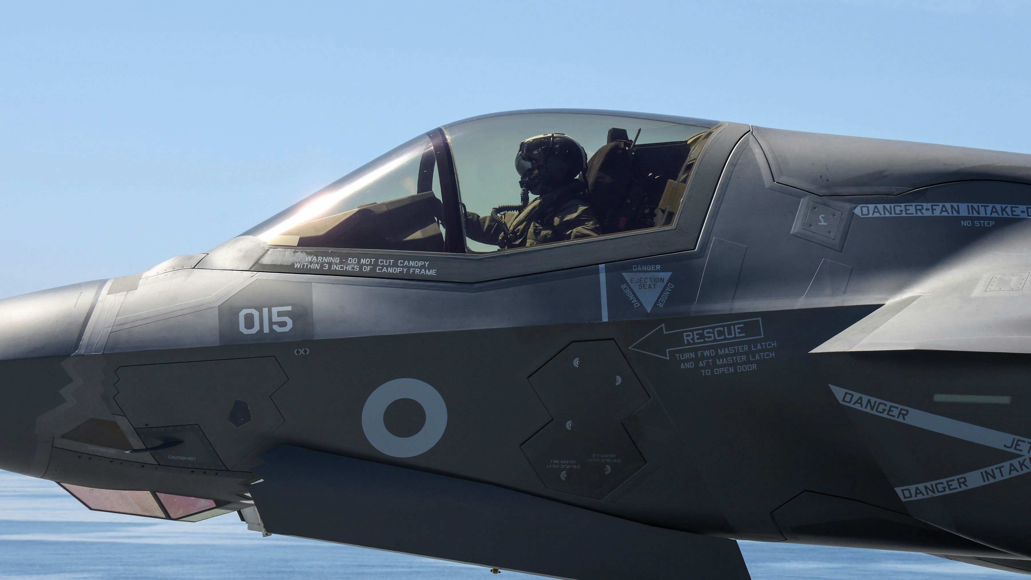 Download von www.picturedesk.com am 18.11.2021 (07:01).  Pictured, Pilot Ben of the Royal Navy .HMS Prince of Wales, Britain's newest aircraft carrier, is another step closer to full operational capability today, as the world leading F-35B Lightning stealth fighter landed on the flight deck of the 65,000-tonne leviathan for the first time off the UK coast. Squadron Leader Will of the 207 Squadron RAF became the first ever fixed wing pilot to land on the carrier .The sky was blue, and the sea was calm as history was made. HMS Prince of Wales, steamed into position to accept the aircraft which touched down onto the vast Flight Deck with precision, amongst an air of excitement from the ships crew. The jet and ship were operating together in order to conduct a range of tests known as Sea Acceptance Trials. These test the ships ability to not only receive and launch the jets but also maintain near continuous air operations .207 Squadron Train the next generation of Lightning pilots from the Royal Navy and Royal Air Force .Based at RAF Marham it is the joint RAF and Royal Navy Operational Conversion Unit for Lightning .Started as 7 Naval Air Squadron in 1916 .Previous aircraft flown include the Airco DH.9A, Lancaster, Valiant and Tucano . - 20210608_PD13295 - Rechteinfo: Rights Managed (RM) Nur fÃ¼r redaktionelle Nutzung!