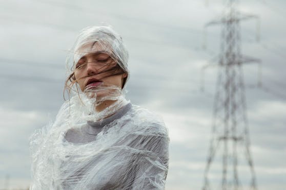 Mode aus recycelter Ware und nachhaltigen Stoffen klingt toll, leider sieht die Realität um wiederverwerteten Plastikmüll in der Mode-Industrie etwas anders aus. 