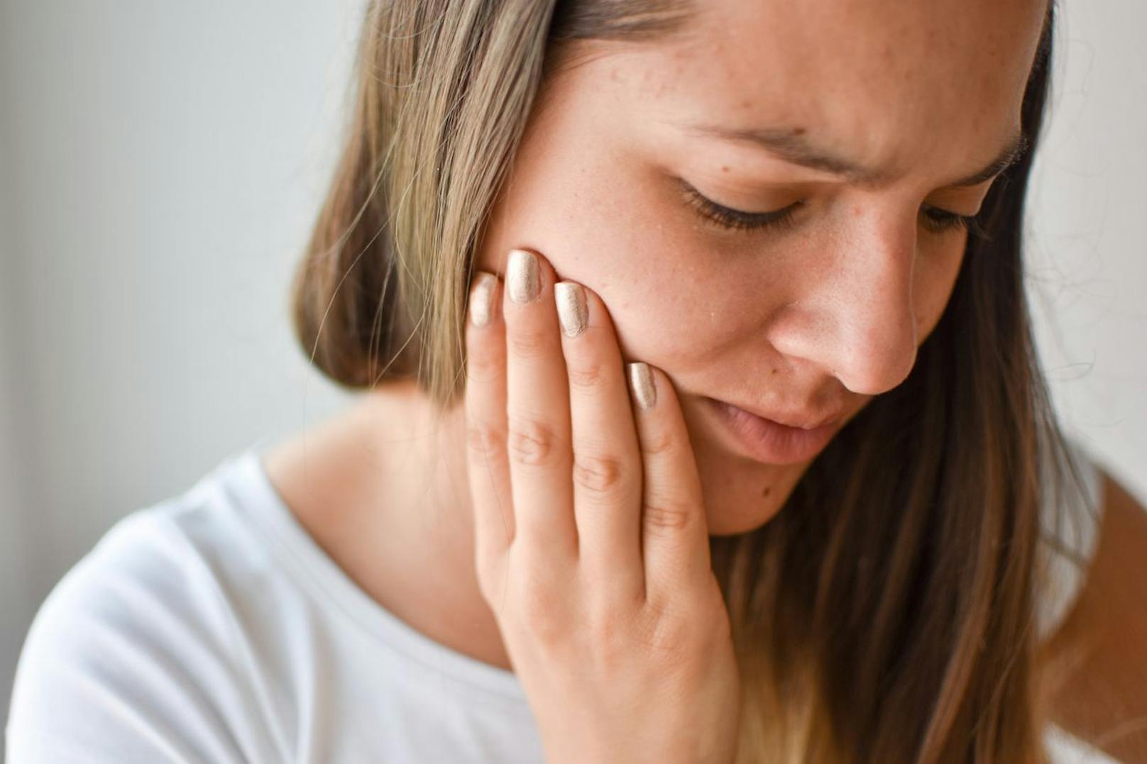 Auch deine Ohren können betroffen sein. Ähnlich wie nach einer Zahn-Operation kann es dazu kommen, dass Kiefergelenkschmerzen mit Schmerzen an den Ohren verglichen werden. 