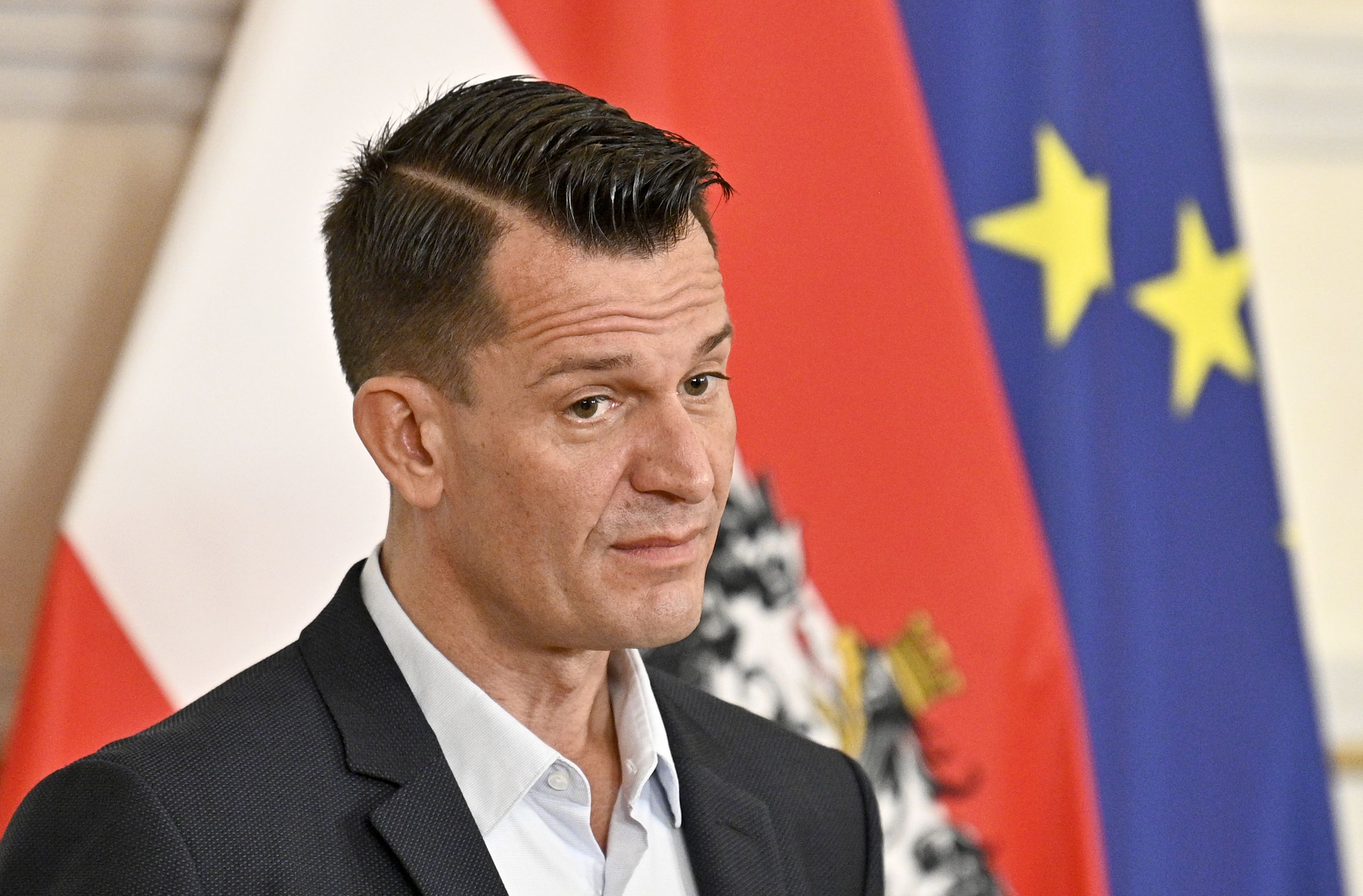 Download von www.picturedesk.com am 19.11.2021 (11:31).  ABD0052_20211103 - WIEN - ÖSTERREICH: Sozialminister Wolfgang Mückstein (Grüne) vor einem Ministerrat im Bundeskanzleramt am Mittwoch, 03. November 2021 in Wien. - FOTO: APA/HANS PUNZ - 20211103_PD2234 - Rechteinfo: Rights Managed (RM)