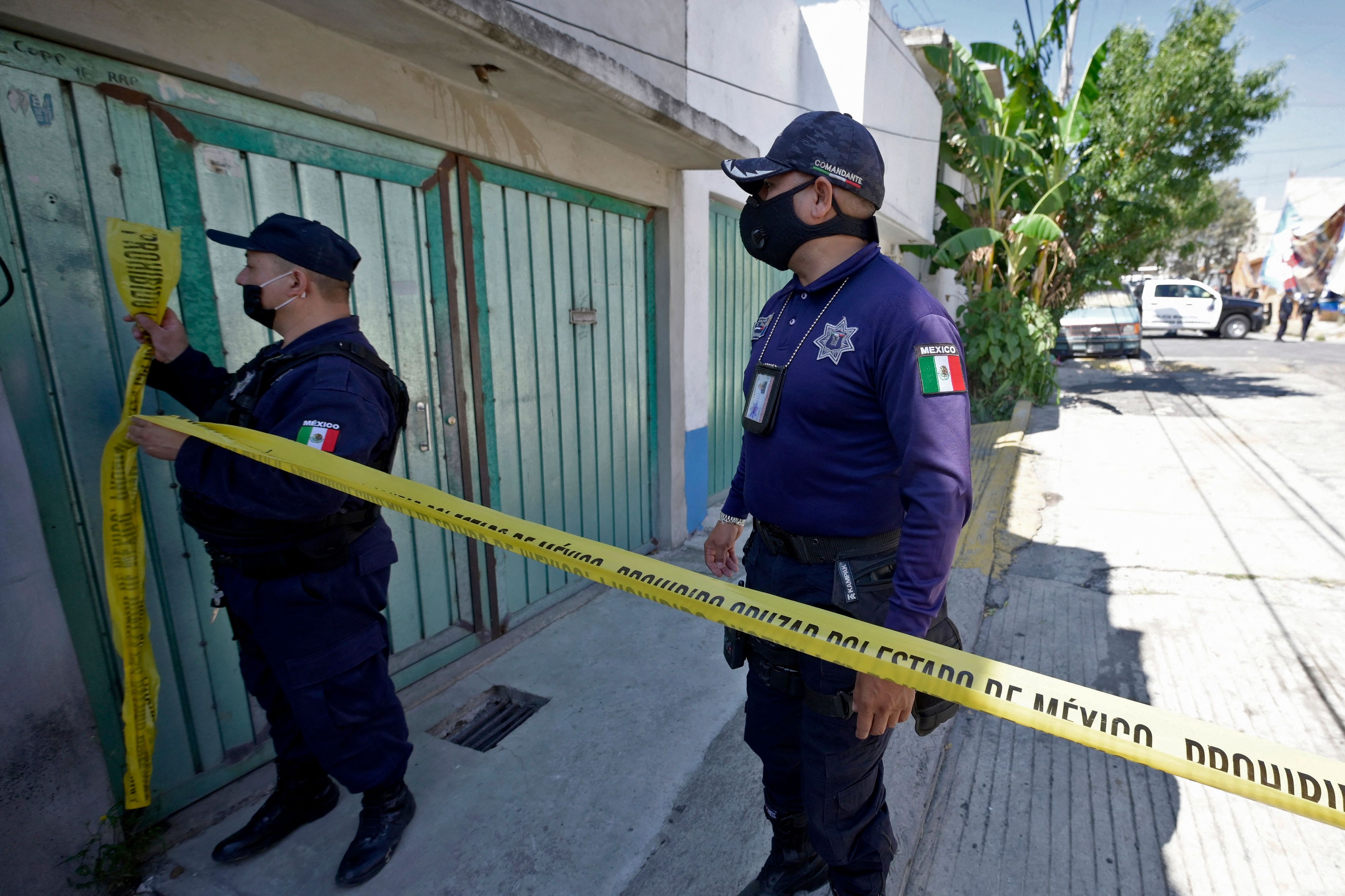 Download von www.picturedesk.com am 19.11.2021 (08:20).  Police officers cordon off the house of alleged serial killer Andres "N", who was detained a few days ago, in the municipality of Atizapan de Zaragoza, Mexico state, Mexico, on May 20, 2021. - According to authorities Andres "N" could be guilty of the killing of over 15 women, whose remains could be hidden in his house. (Photo by ALFREDO ESTRELLA / AE / AFP) - 20210520_PD11058 - Rechteinfo: Rights Managed (RM) Nur für redaktionelle Nutzung! Werbliche Nutzung erfordert Freigabe: bitte schicken Sie uns eine Anfrage.