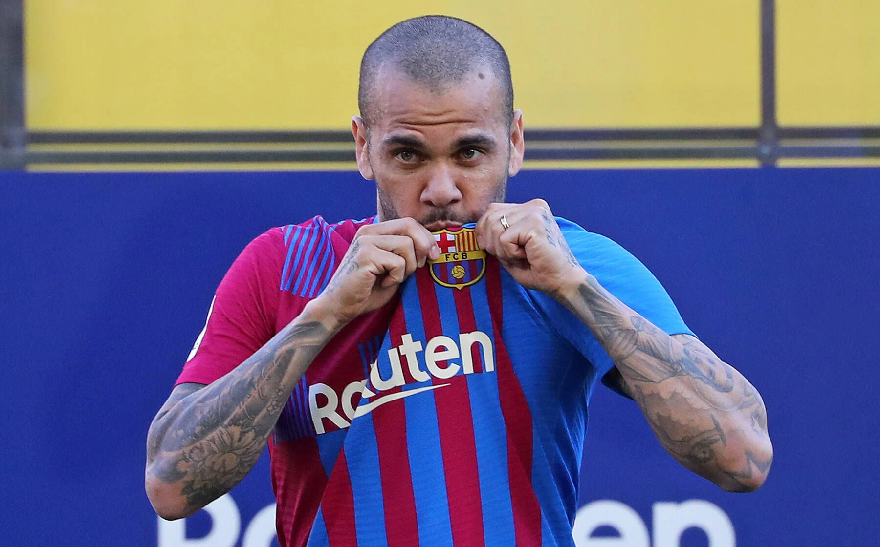 Dani Alves kickt bei Barcelona für das Mindestgehalt. 