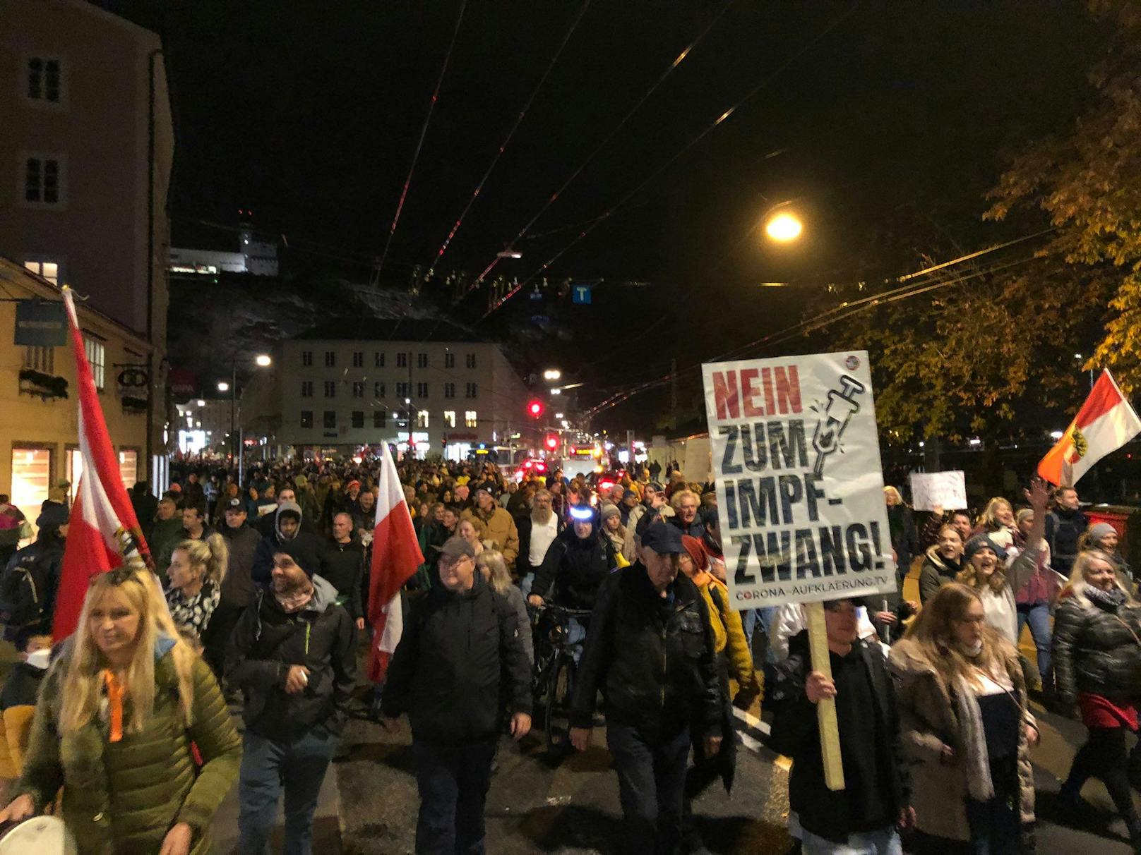 In Salzburg riefen am 13. November bis zu 4.000 Menschen zur "Revolution gegen den Impfzwang".