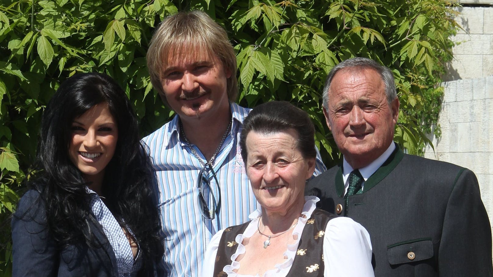 Nik P. mit seiner damaligen Freundin Gaby und seinen Zieheltern Gertrude und Lorenz Wilplinger (2011)